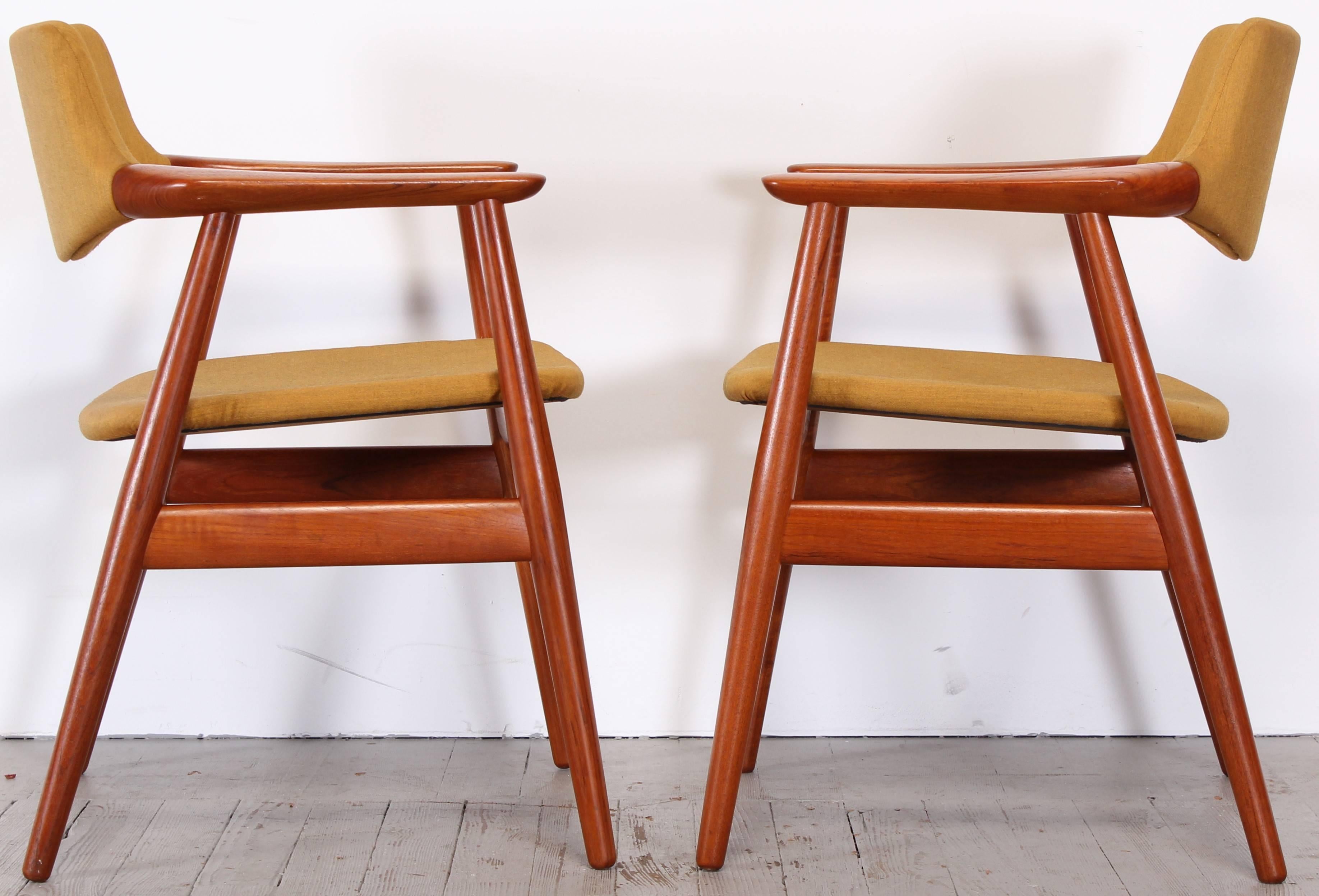  A stunning set of Svend Age Eriksen dining or armchairs for Glostrup Mobelfabrik. The teak wood frames are solid, the finish in very good condition. New upholstery recommended.