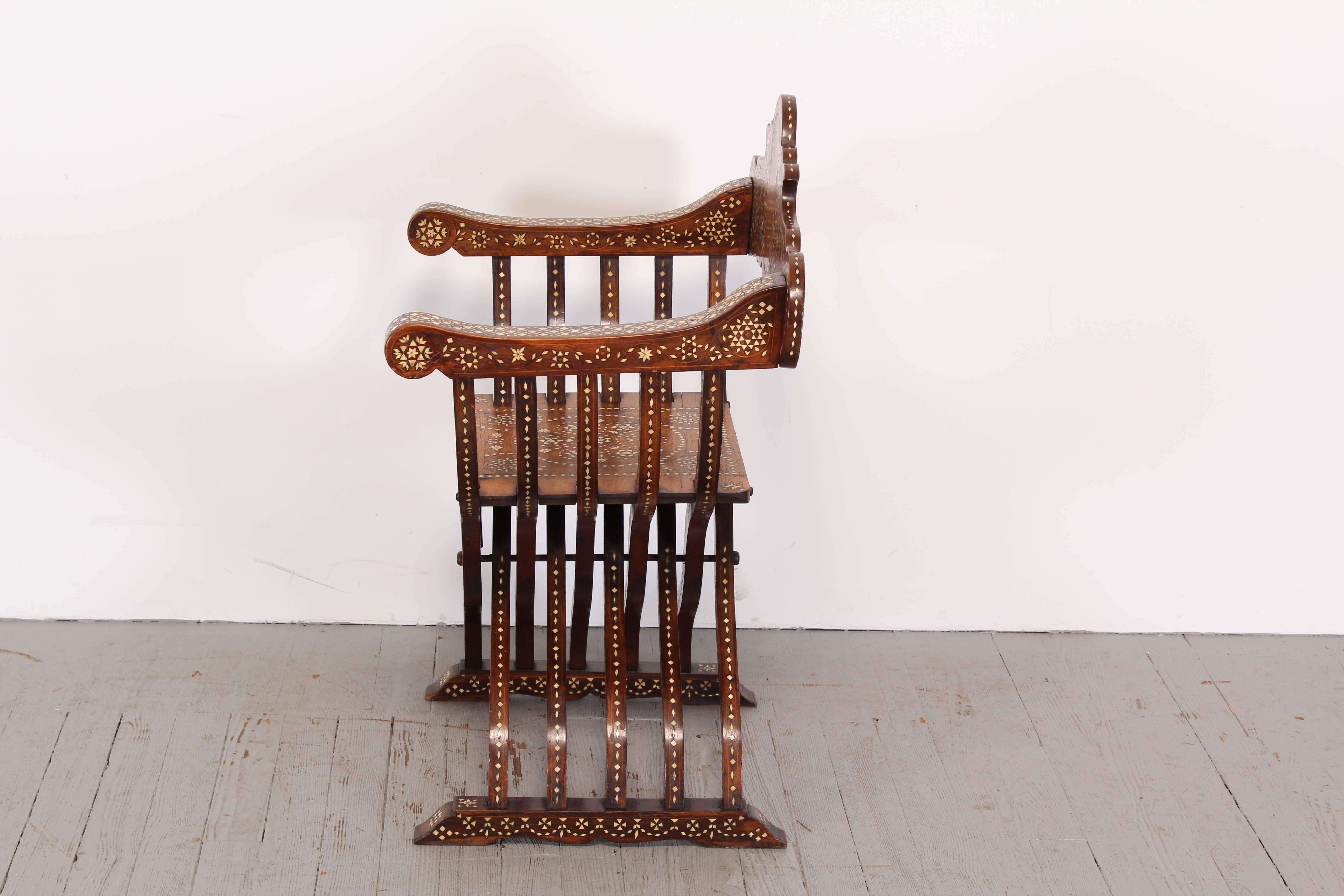 Late 19th Century Italian Walnut Savonarola Chair with Bone Inlay In Good Condition In Hamburg, PA