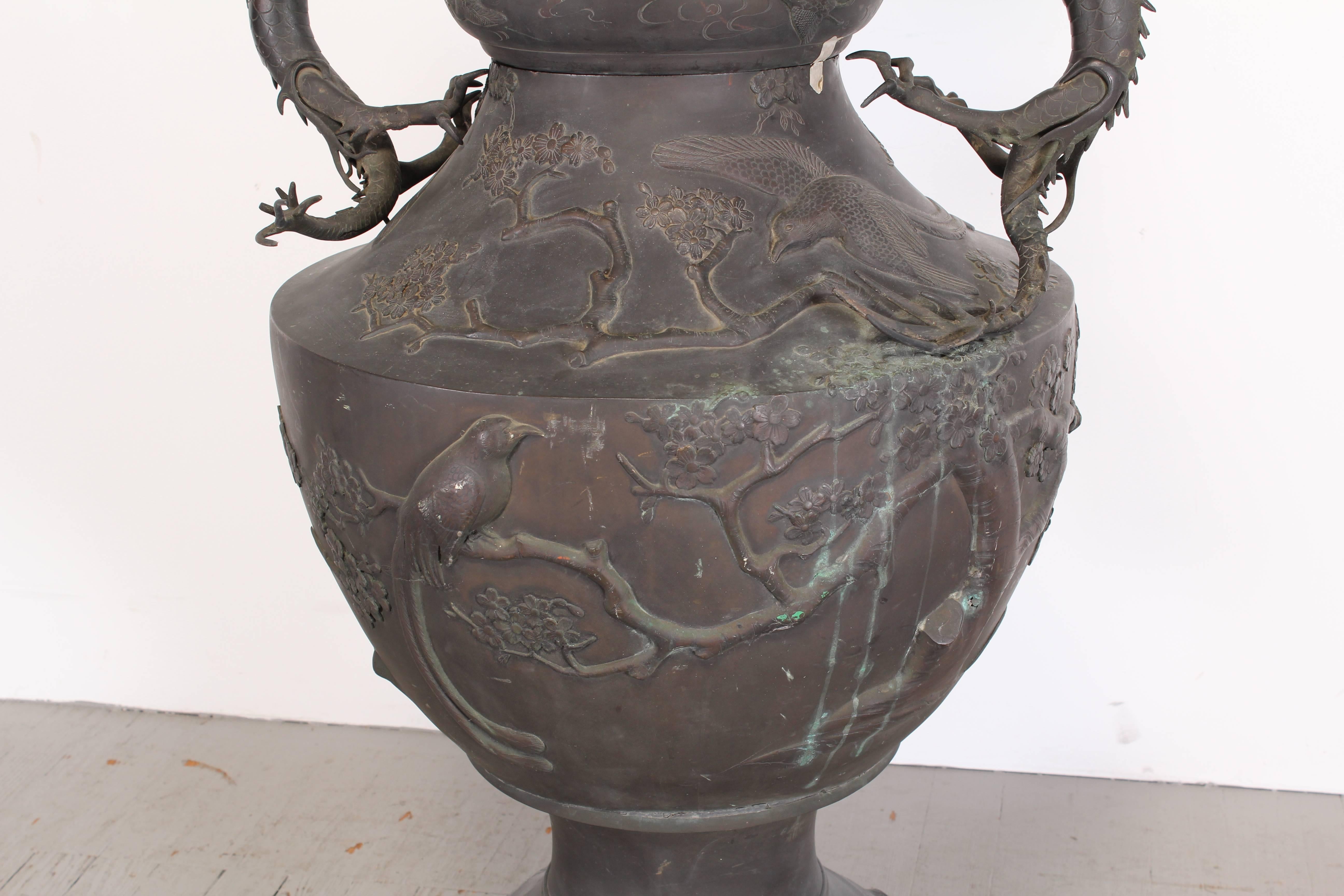 Bronze Vase monumental japonais en bronze Meiji de 54::75 pouces en forme de dragon
