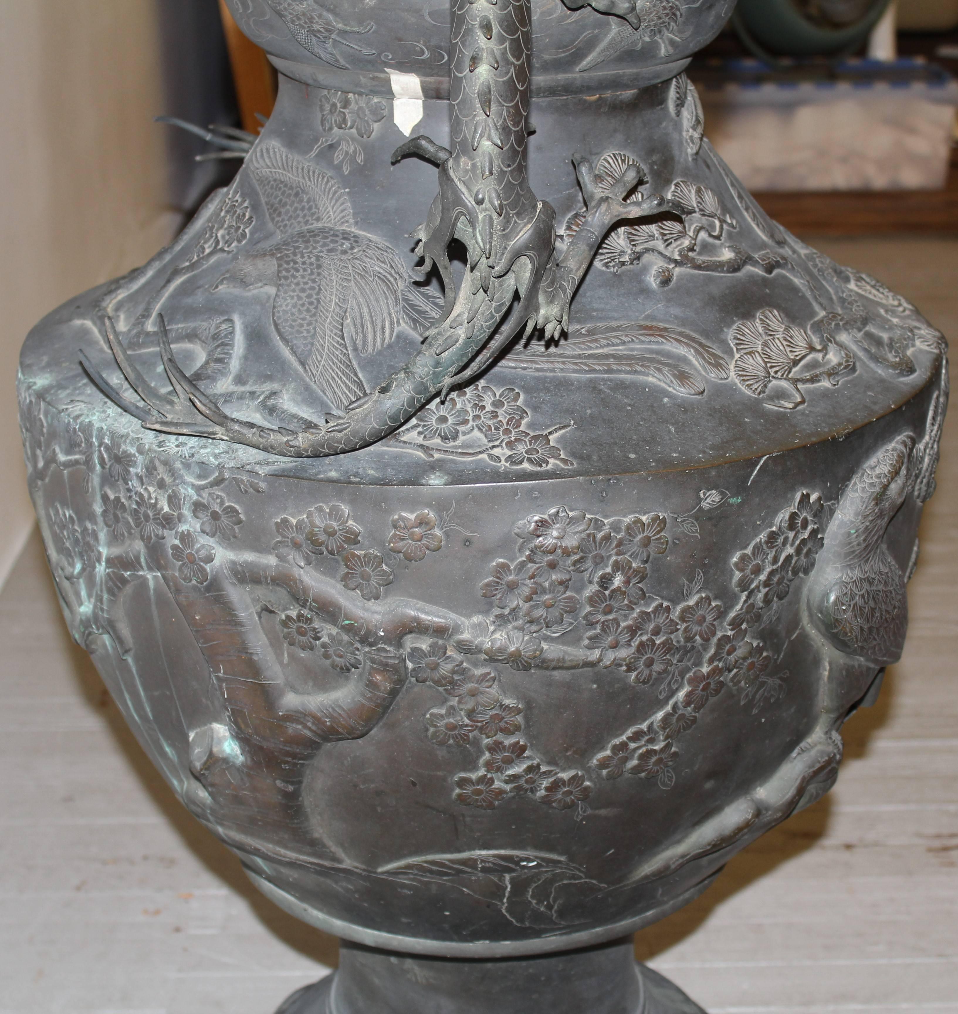 Vase monumental japonais en bronze Meiji de 54::75 pouces en forme de dragon 1
