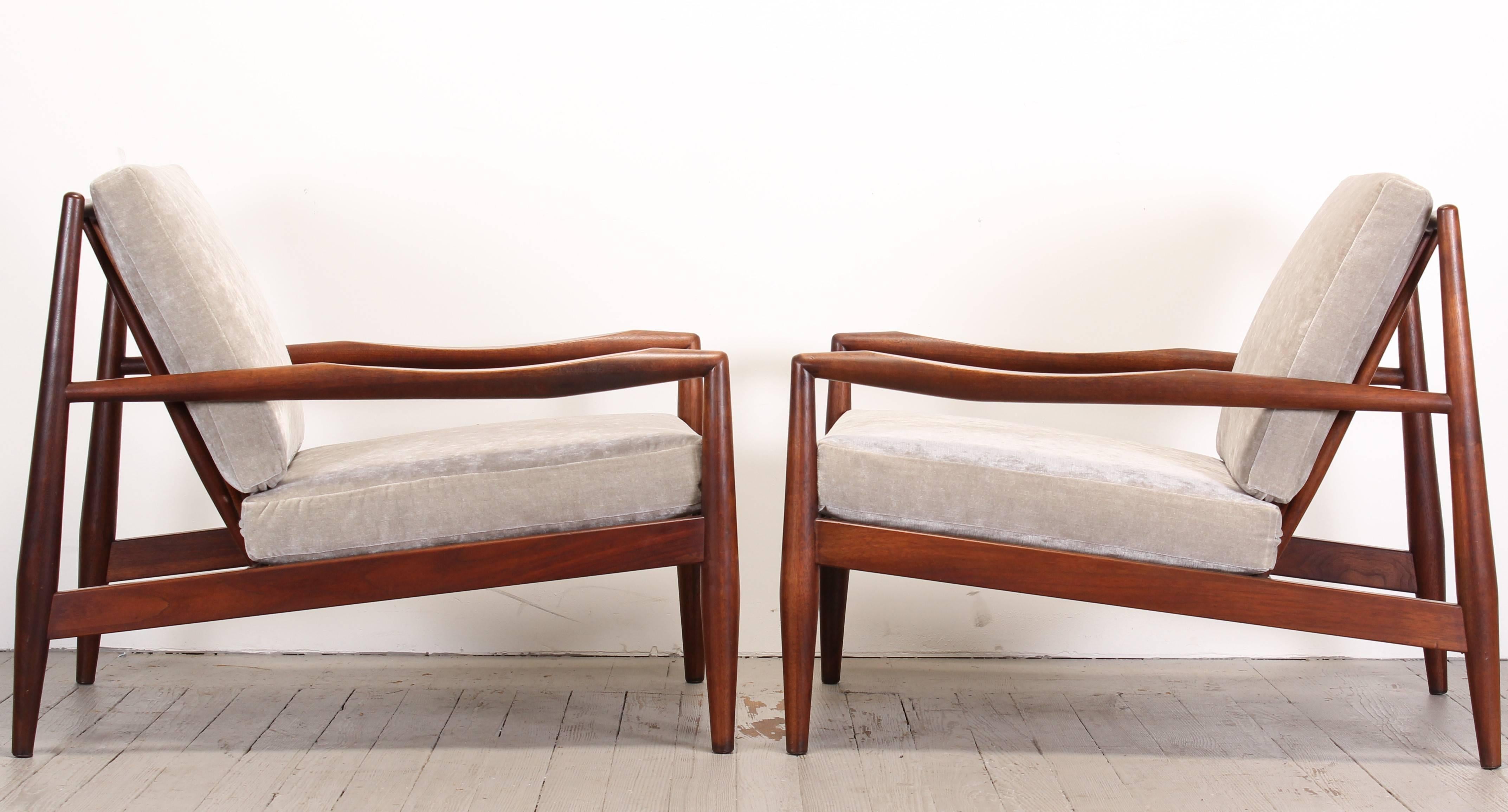 Mid-20th Century Pair of Adrian Pearsall Lounge Chairs and Ottoman, 1960s