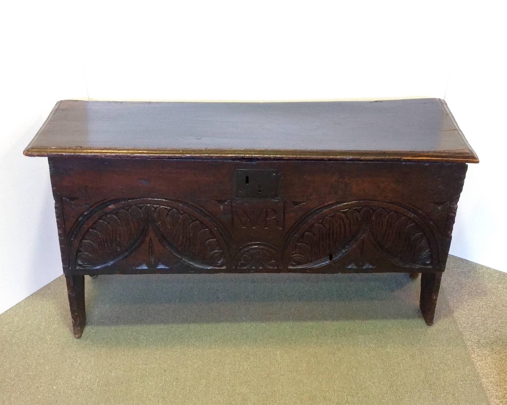 Antique English Carved Wooden Blanket Chest, 17th Century For Sale 2