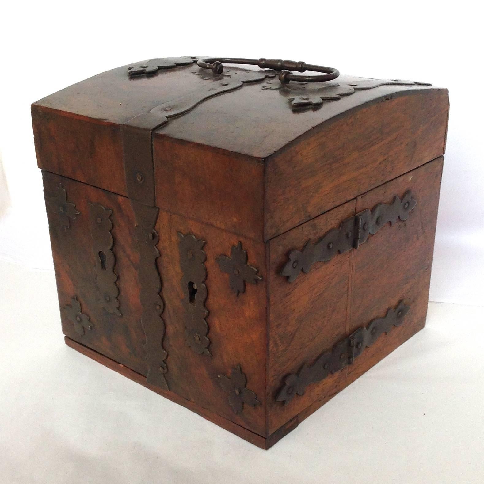 Portable Dutch Apothecary Complete 18th Century In Excellent Condition For Sale In Houston, TX