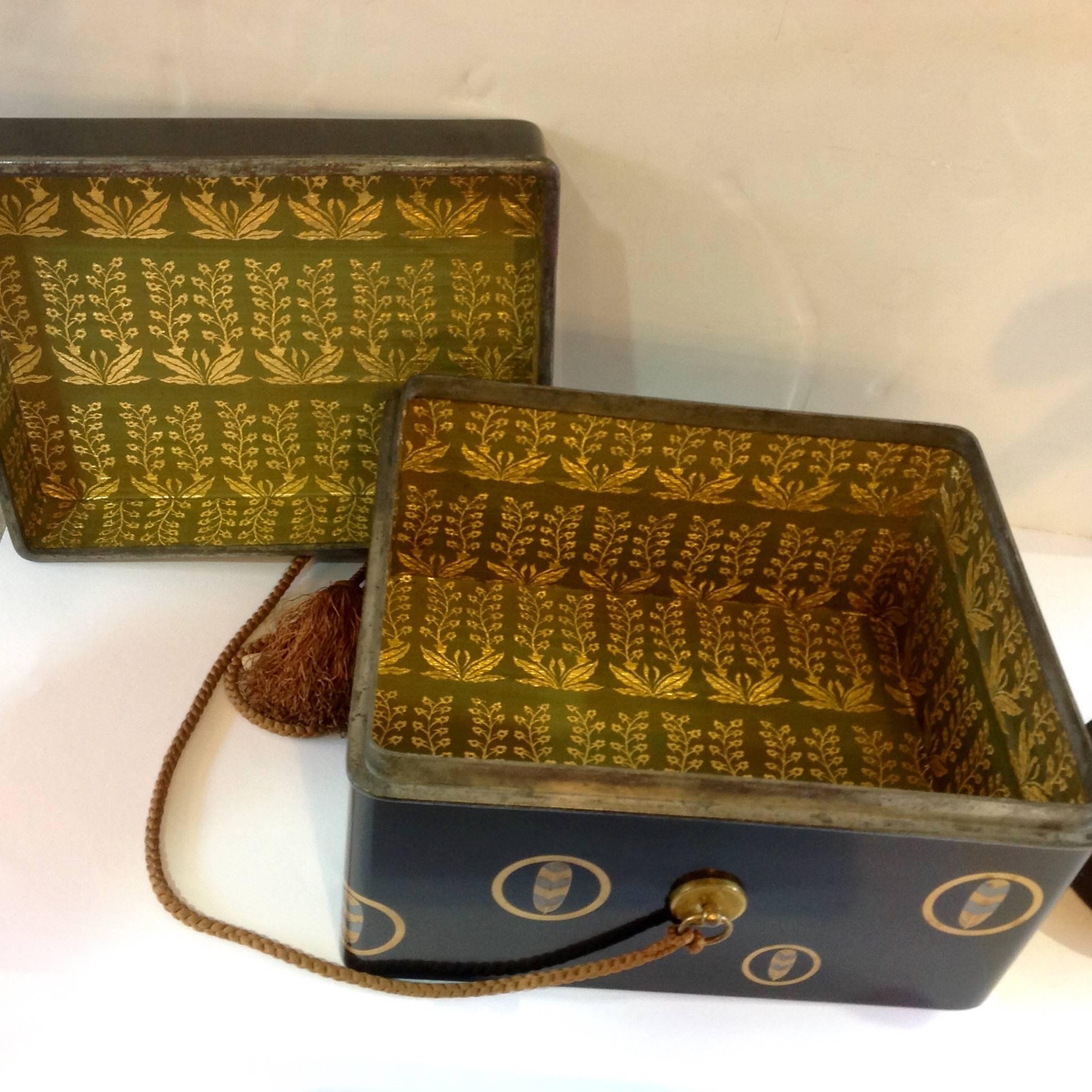 Japanese Obe Lacquer Box Meiji In Excellent Condition For Sale In Houston, TX