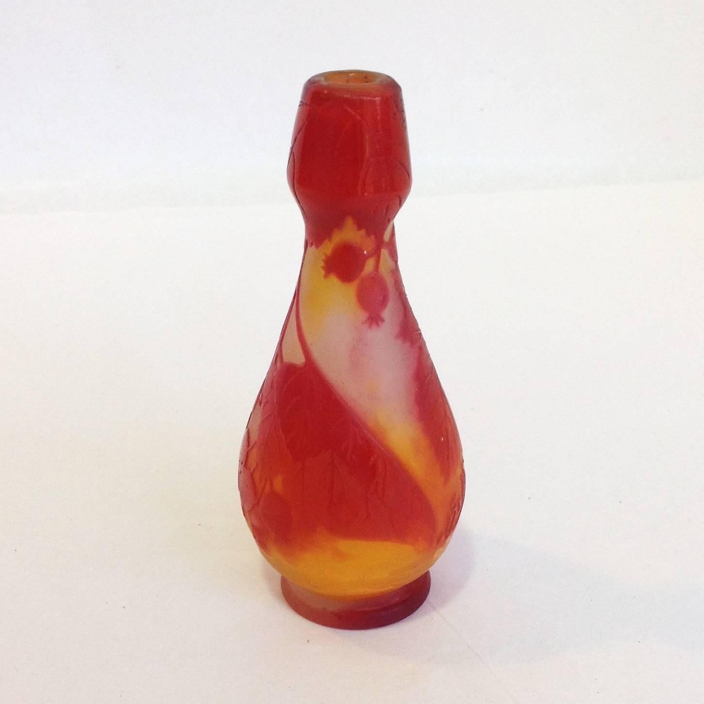 Galle Berries Cameo Glass Vase In Excellent Condition For Sale In Houston, TX