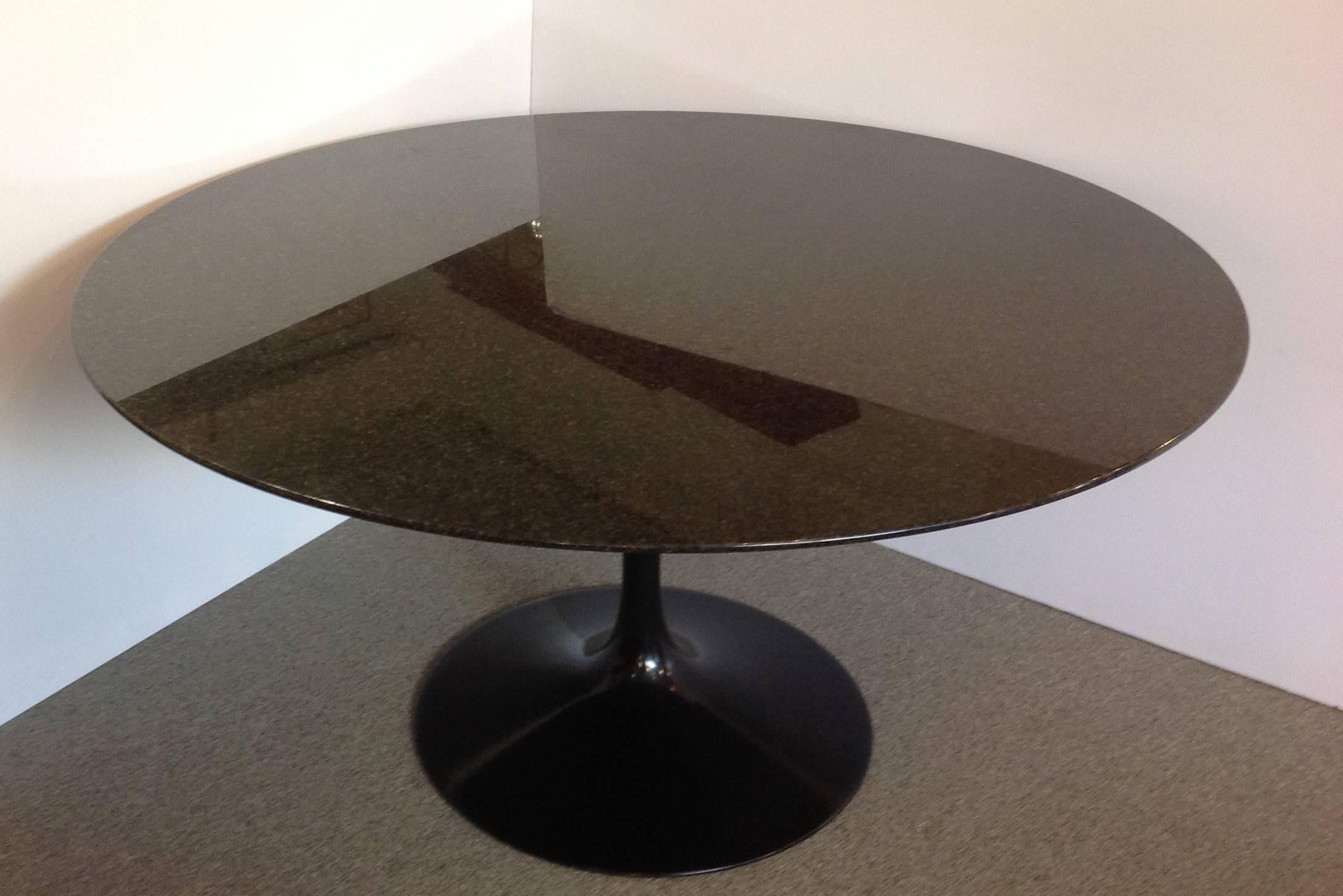 Iconic round dining table with metal pedestal designed by Saarinen and made by Knoll. The gorgeous granite top was a custom order in the 1960s. It is in very good original condition.