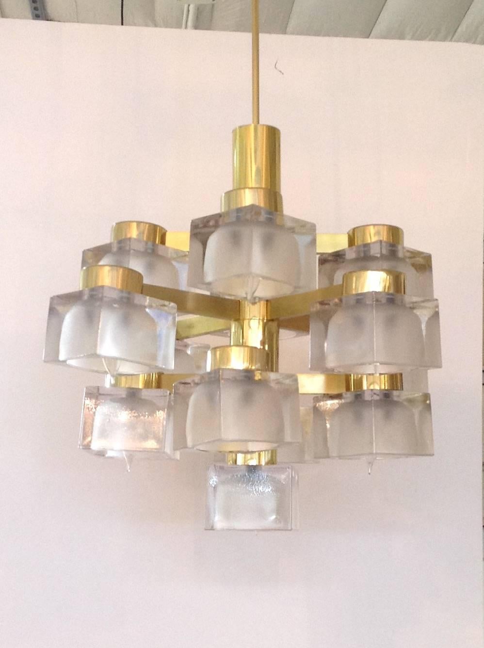 Ice cube chandelier by Italian designer Gaetano Sciolari for Lightolier with 13 glass cubes.
The chandelier is in excellent original condition.



                  