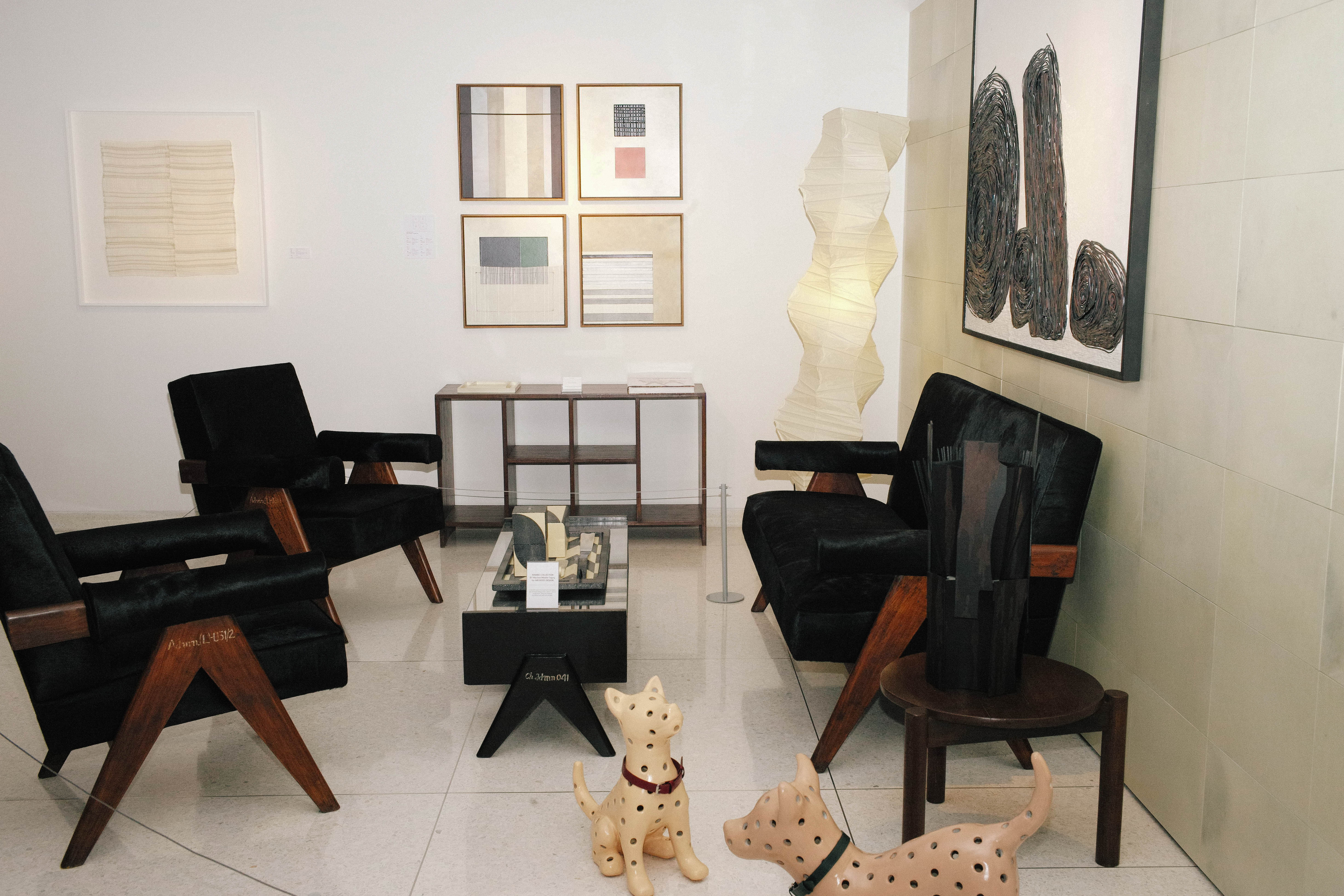 Pierre Jeanneret ensemble canapé en v et 2 fauteuils en cuir noir en vente