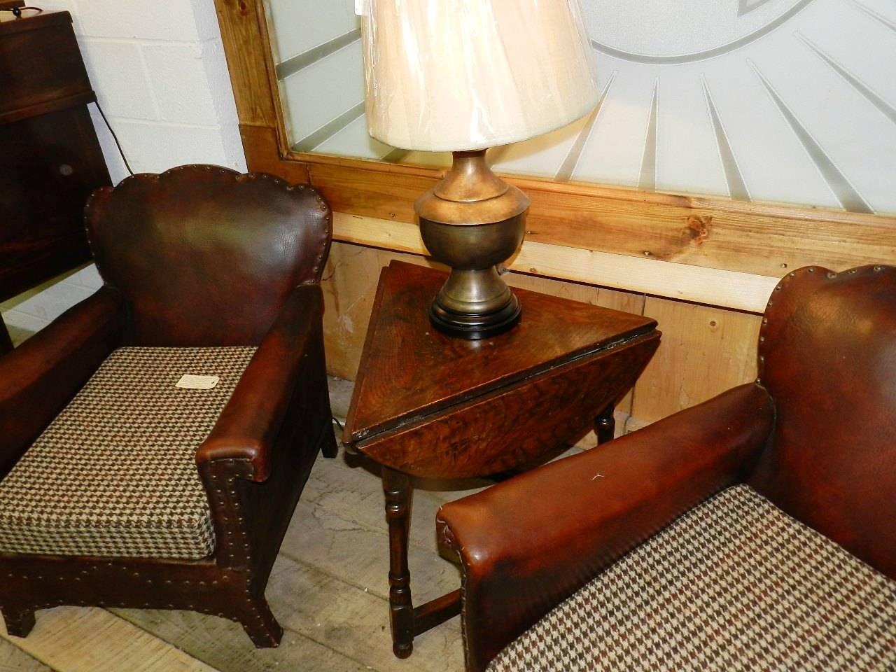An antique English oak drop-leaf tavern side table. The three turned legs are united by a stretcher base. There are three drop leaves making a unique and highly characterful piece.