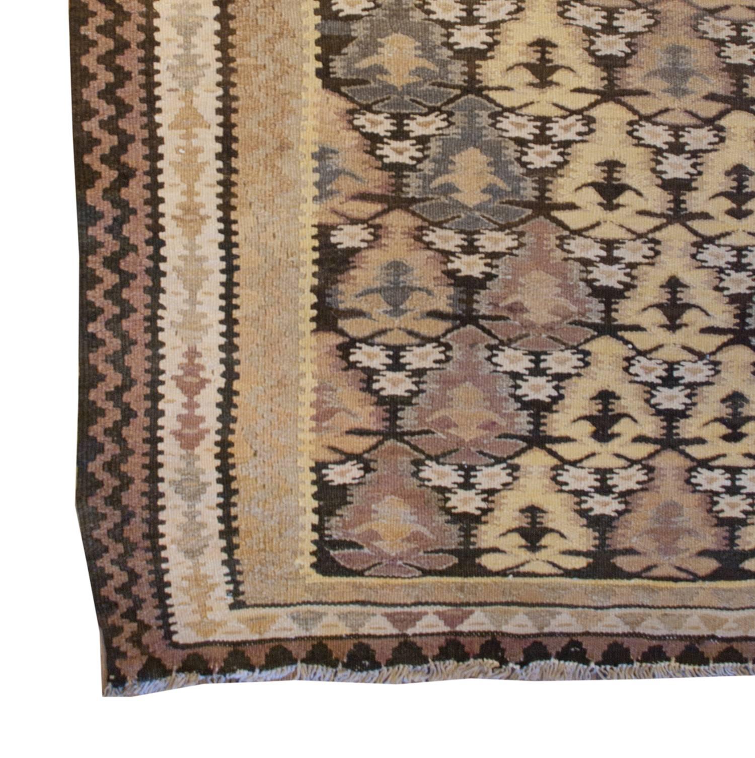 Early 20th Century Qazvi Kilim Runner In Good Condition For Sale In Chicago, IL