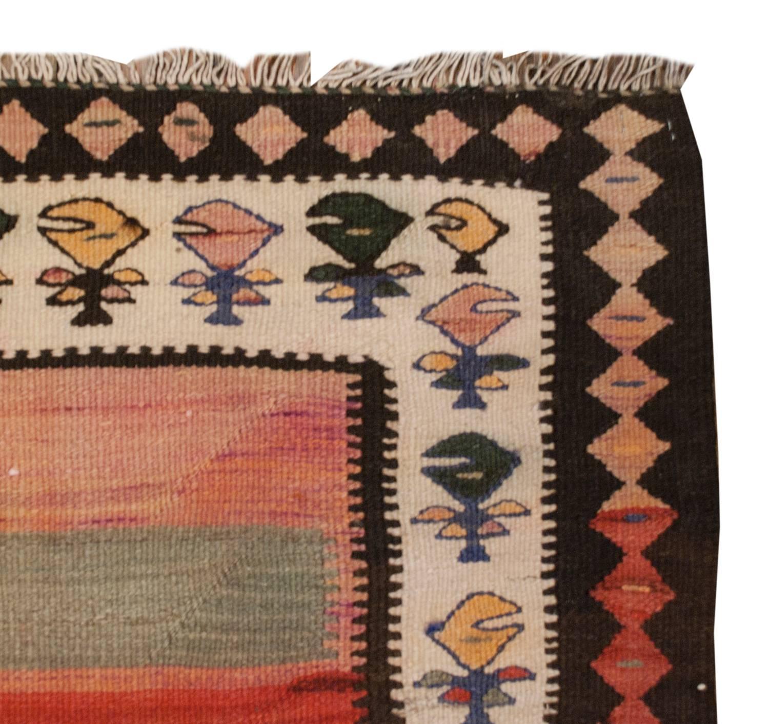 Bold Early 20th Century Zarand Kilim Runner In Good Condition For Sale In Chicago, IL