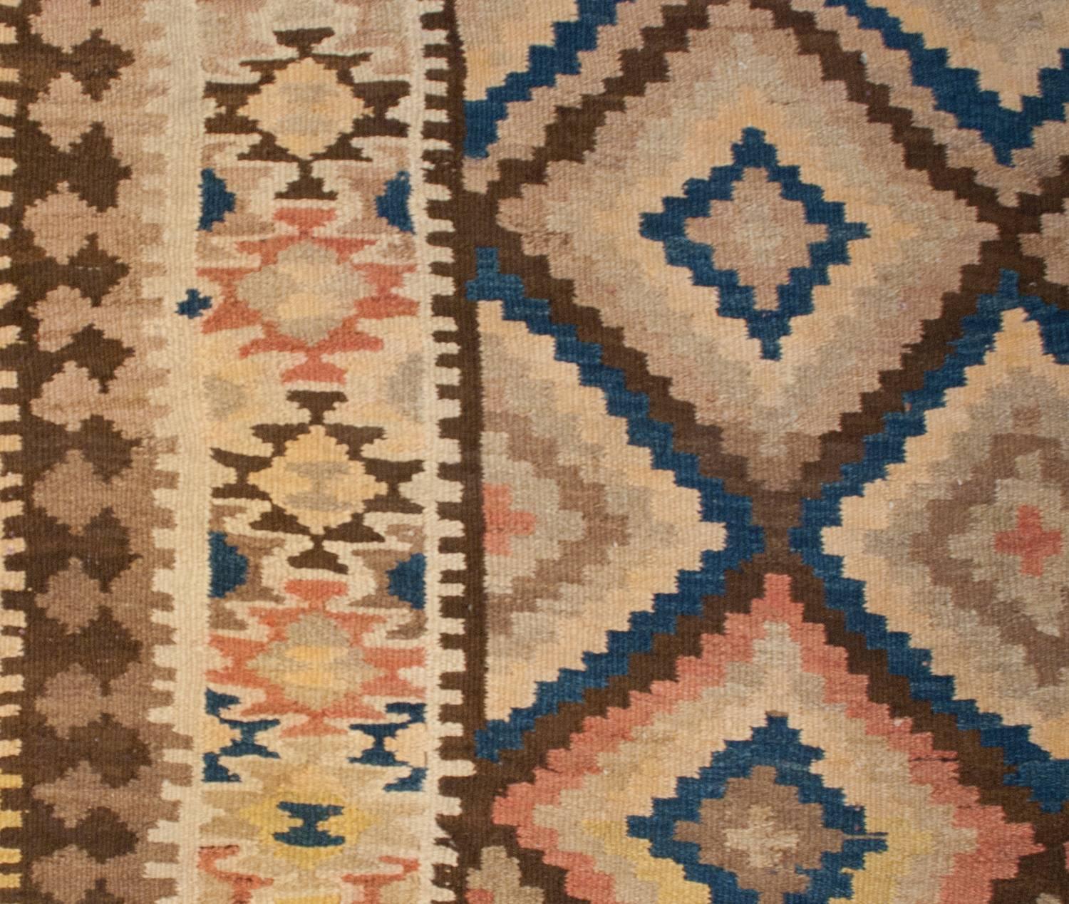 Ein wundervoller persischer Schahsavan-Kilim-Läufer aus dem frühen 20. Jahrhundert mit einem unglaublichen Rautenfeld, das mit mehrfarbigen Streifen gewebt ist. Die Bordüre besteht aus mehreren kontrastierenden geometrischen Mustern, die mit