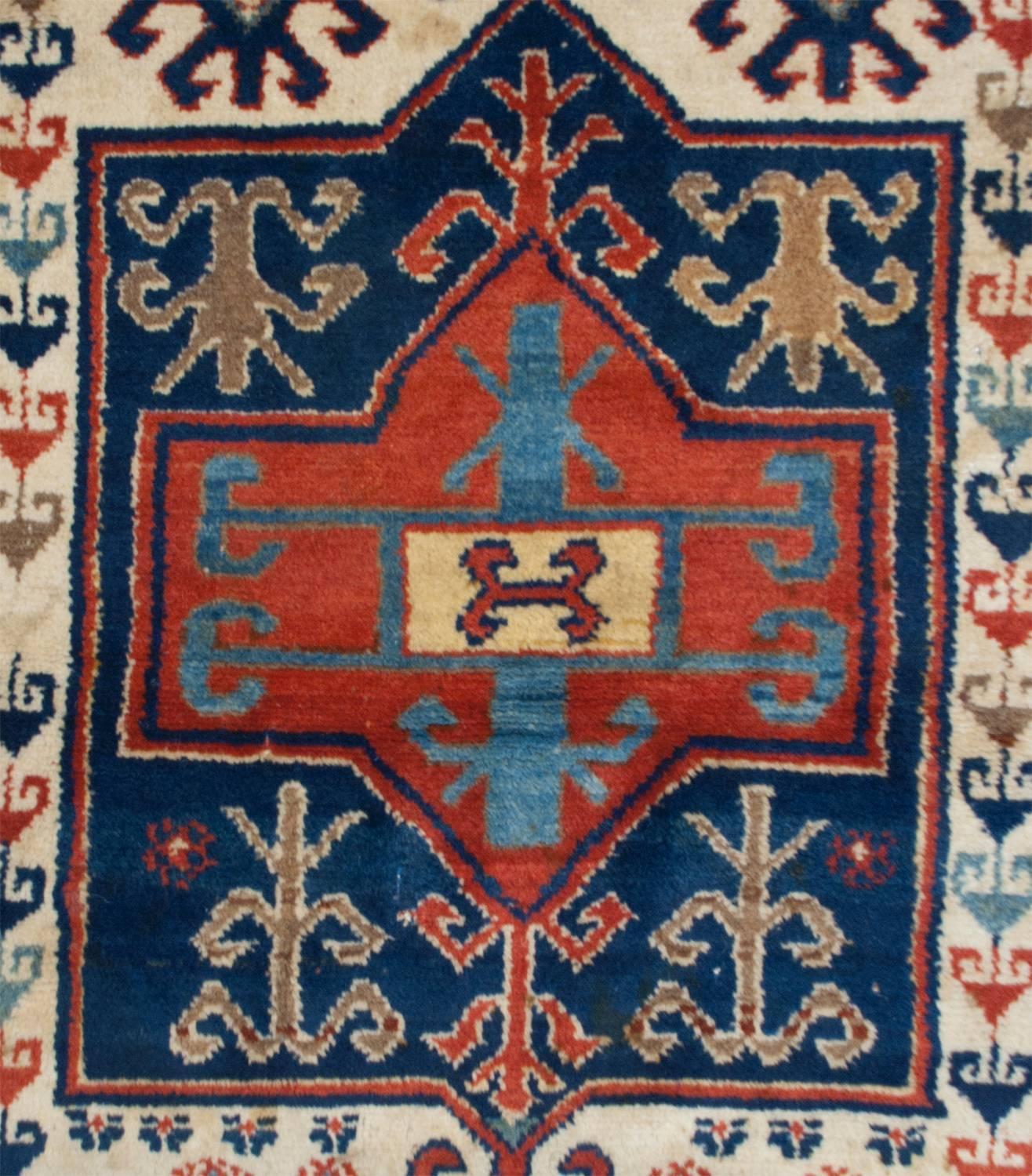 Un phénoménal tapis de prière Persan Malayer Shirvan du 19ème siècle avec un exquis motif audacieux tissé par un maître tisserand ! Les formes florales stylisées sont rendues de manière experte, en indigo clair et foncé, en cramoisi et en laine