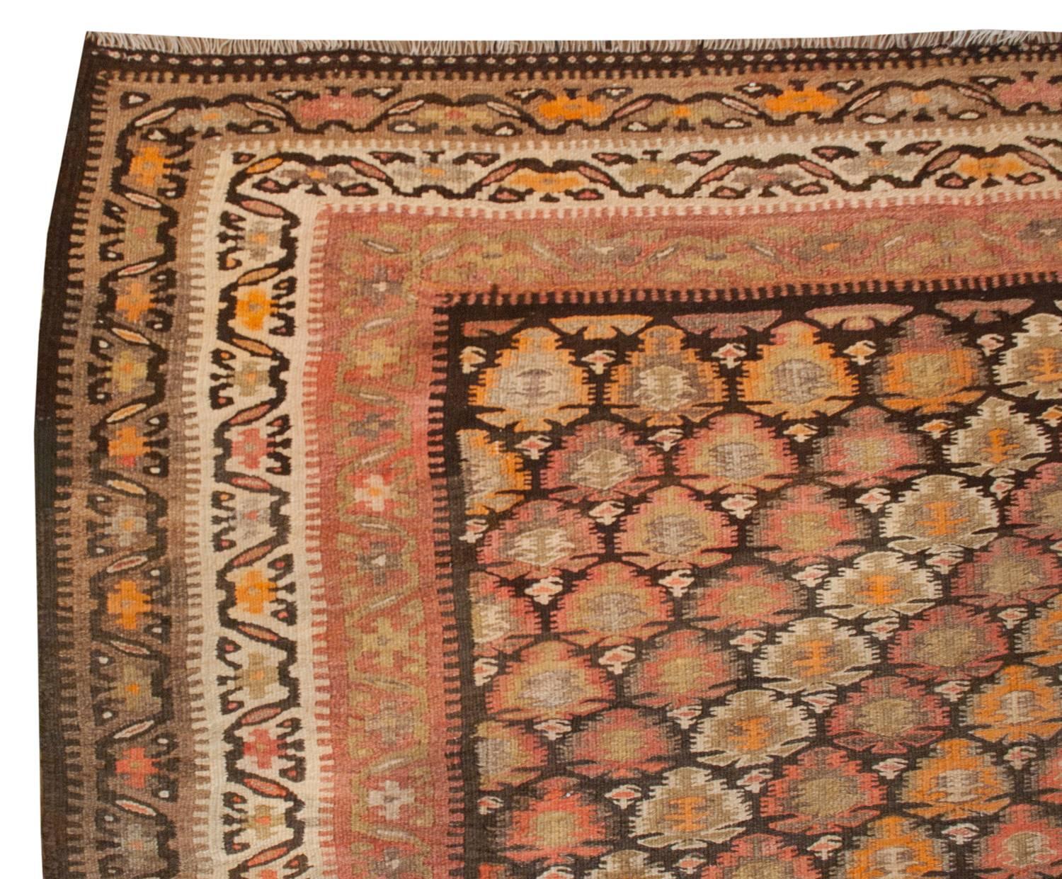 Ein hervorragender und schöner persischer Qazvin-Kilim-Läufer aus dem frühen 20. Jahrhundert mit einem dicht gewebten Lebensbaum-Muster auf dem Hauptfeld. Lebensbaummuster sind bei dieser Art von Teppichen nicht ungewöhnlich, aber diese Darstellung