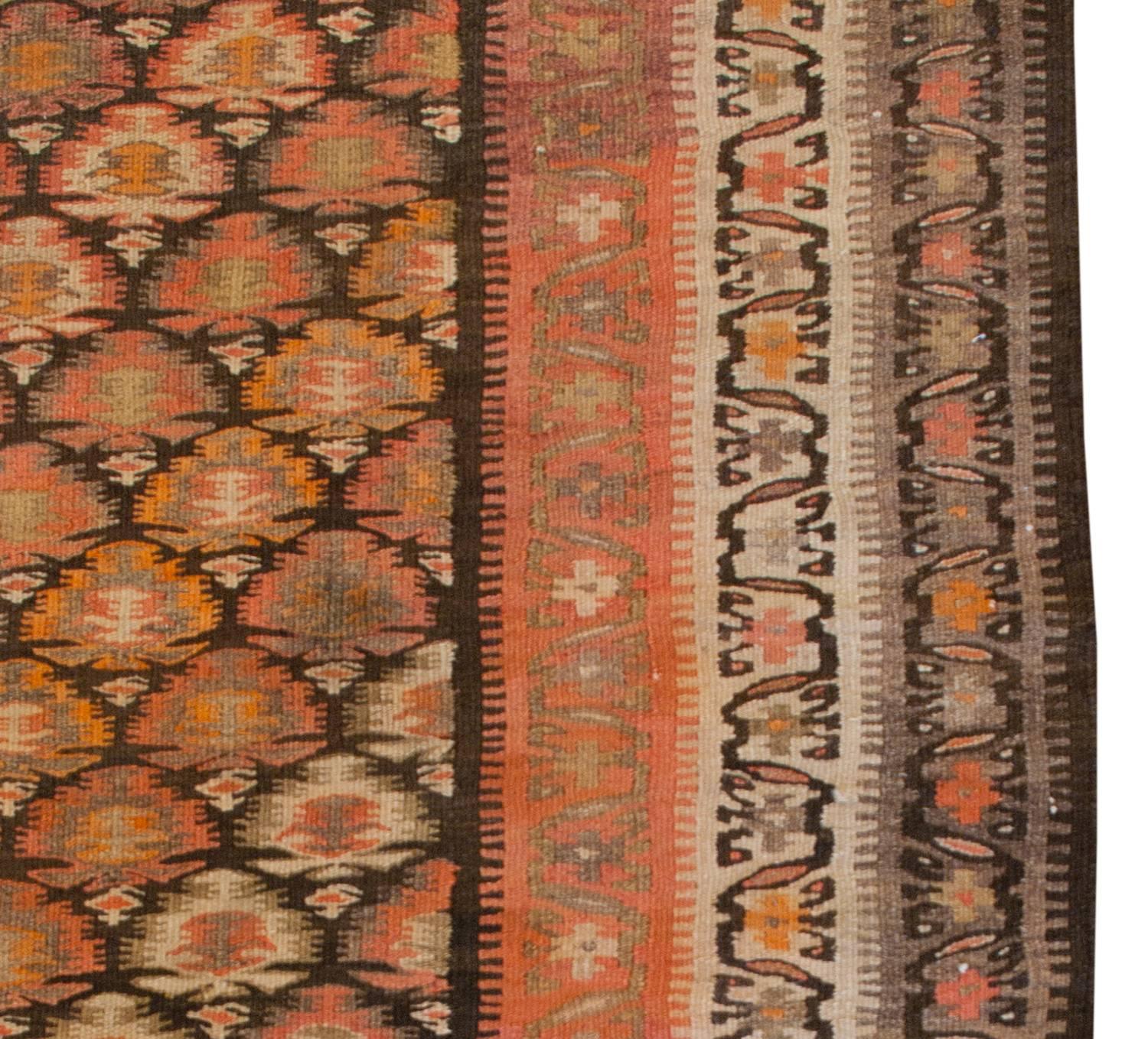Hervorragender Qazvin-Kelim-Läufer aus dem frühen 20. Jahrhundert (Asiatisch) im Angebot
