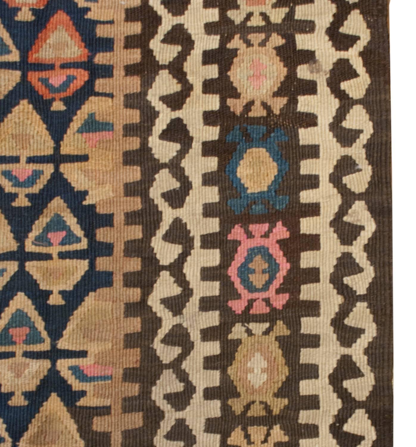 Asiatique Tapis Kilim Varamin inhabituel du début du XXe siècle en vente