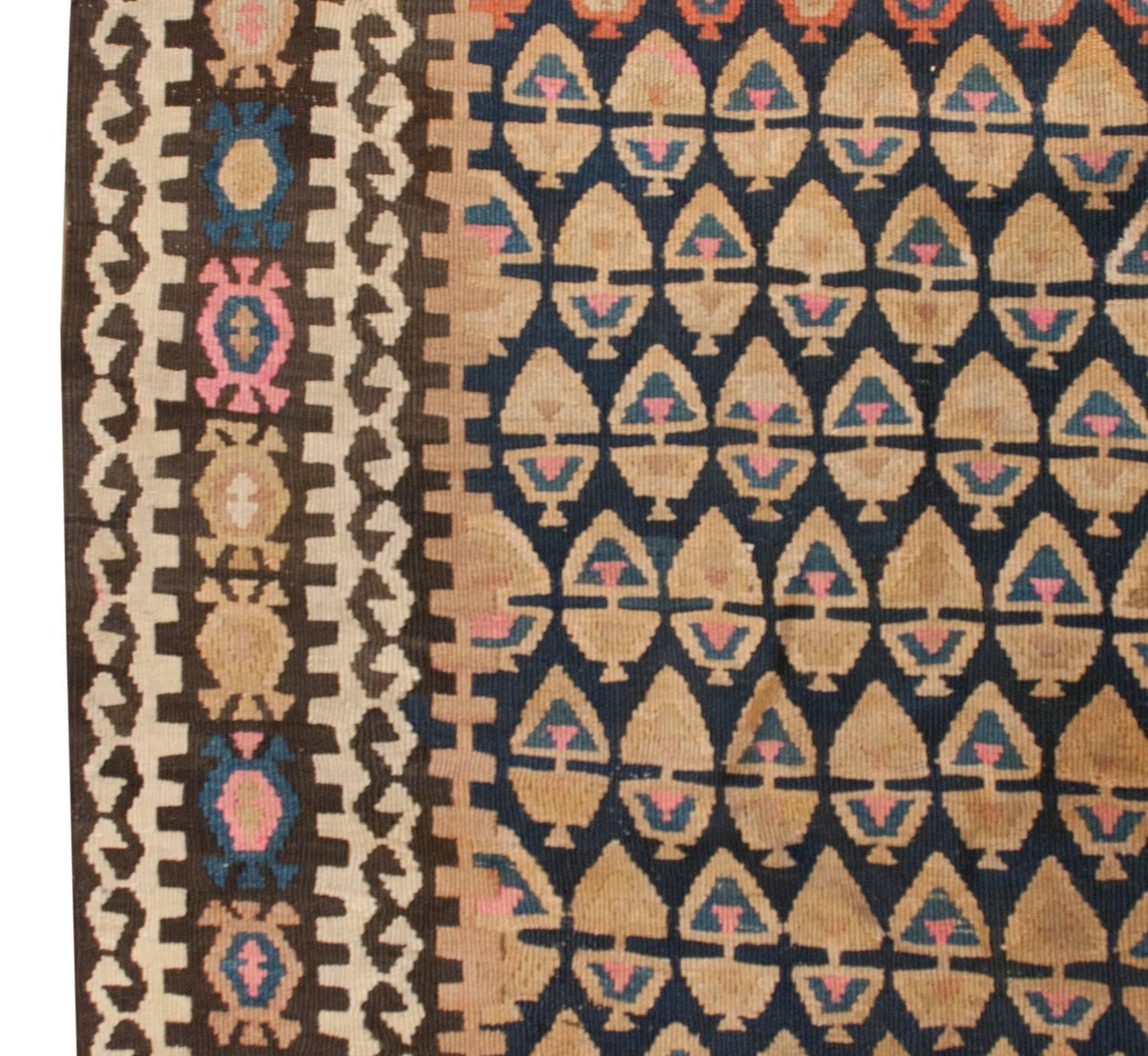 Tapis Kilim Varamin inhabituel du début du XXe siècle Bon état - En vente à Chicago, IL