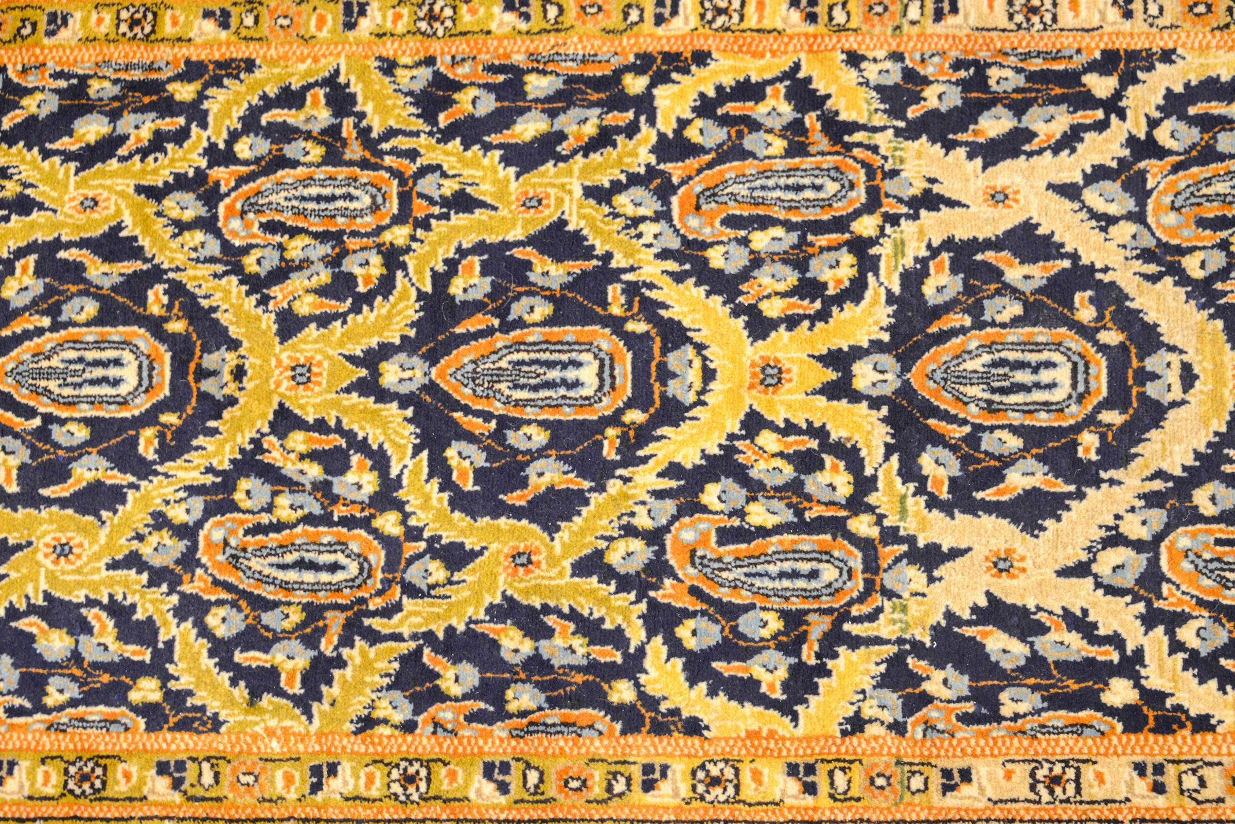 Un runner persiano Tabriz dei primi del Novecento con un bellissimo motivo a traliccio e paisley all-over in lana tinta crema, oro e indaco. Il bordo è complementare, ma tessuto in colori contrastanti: arancione, bianco e indaco.