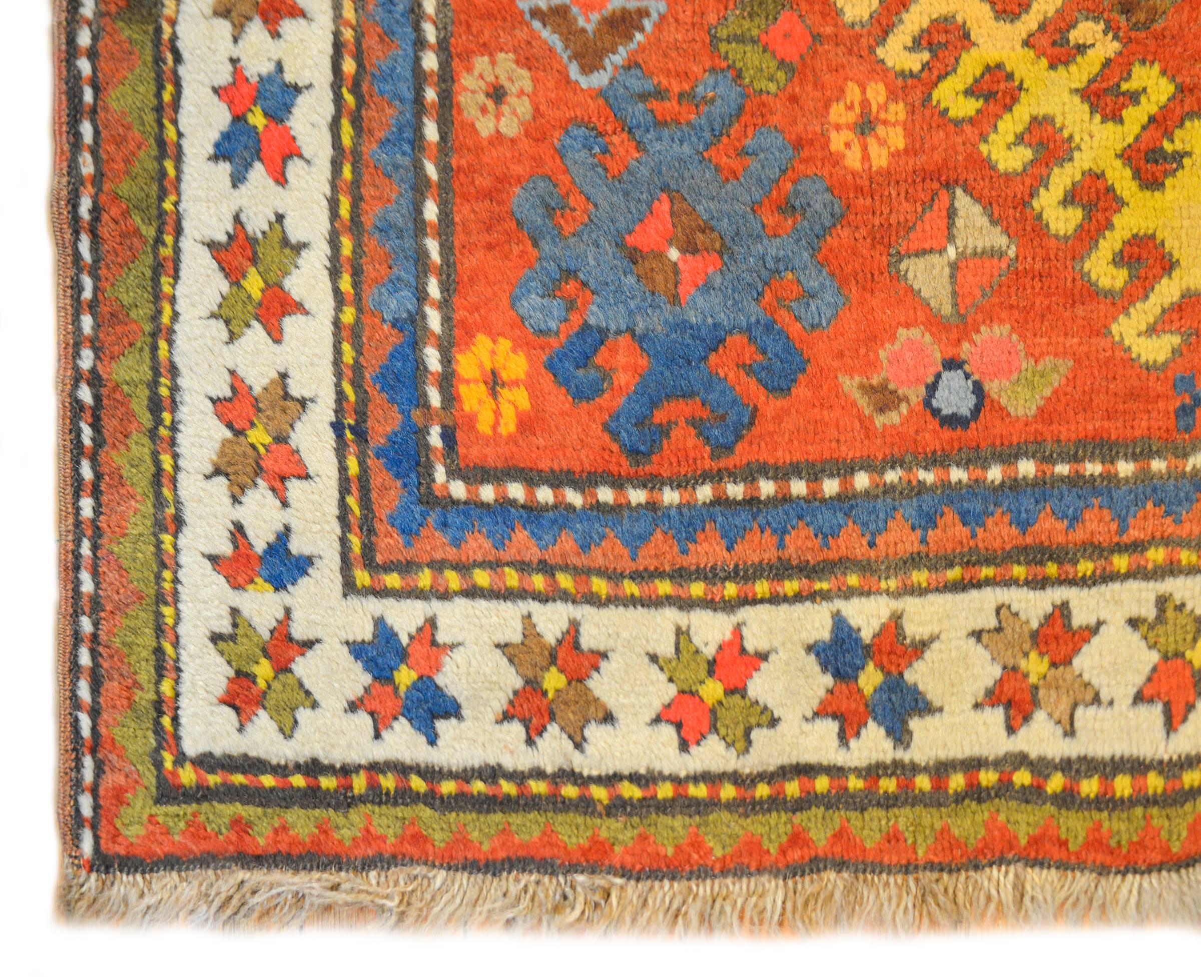Unglaublicher kaukasischer Teppich aus dem frühen 20. Jahrhundert (Kasachisch) im Angebot