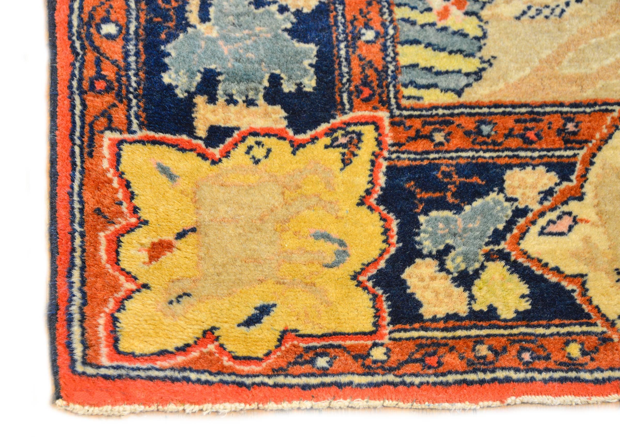Ein skurriler persischer Bakhtiari-Teppich aus dem frühen 20. Jahrhundert mit einer süßen Landschaft, die Vögel in blühenden Bäumen zeigt. Die Umrandung ist breit, mit kräftigen, großformatigen Blättern und mehreren gelappten Medaillons, die mit