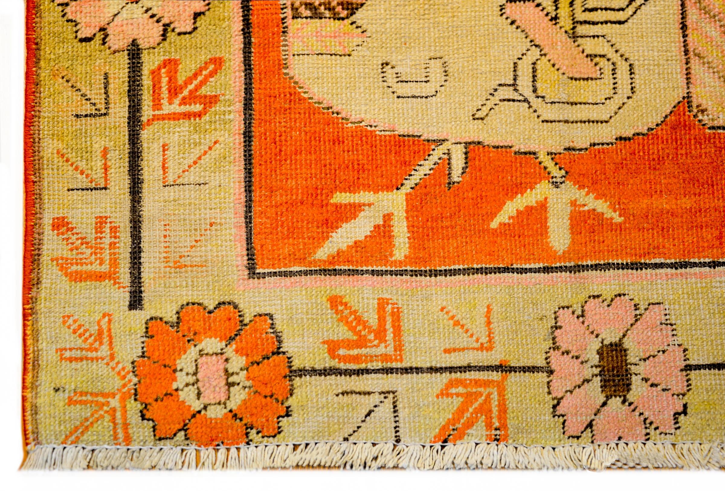 Maravillosa alfombra Khotan pictórica de principios del siglo XX Turquestano oriental en venta