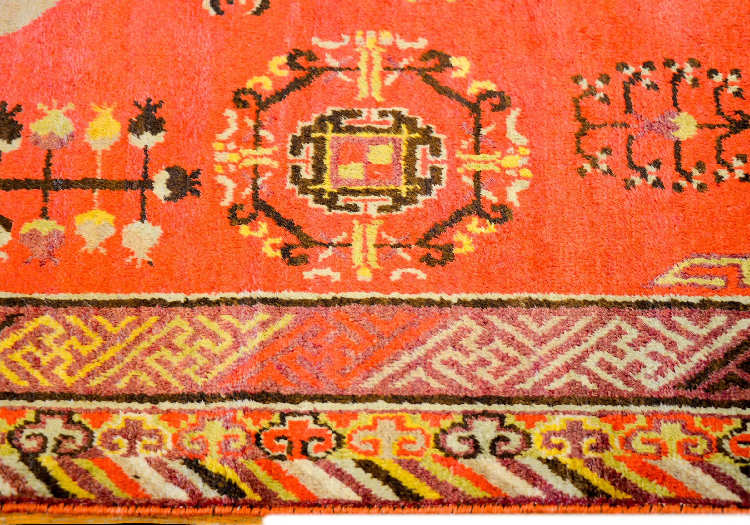 Tintura vegetale Incredibile tappeto Khotan dei primi del Novecento in vendita