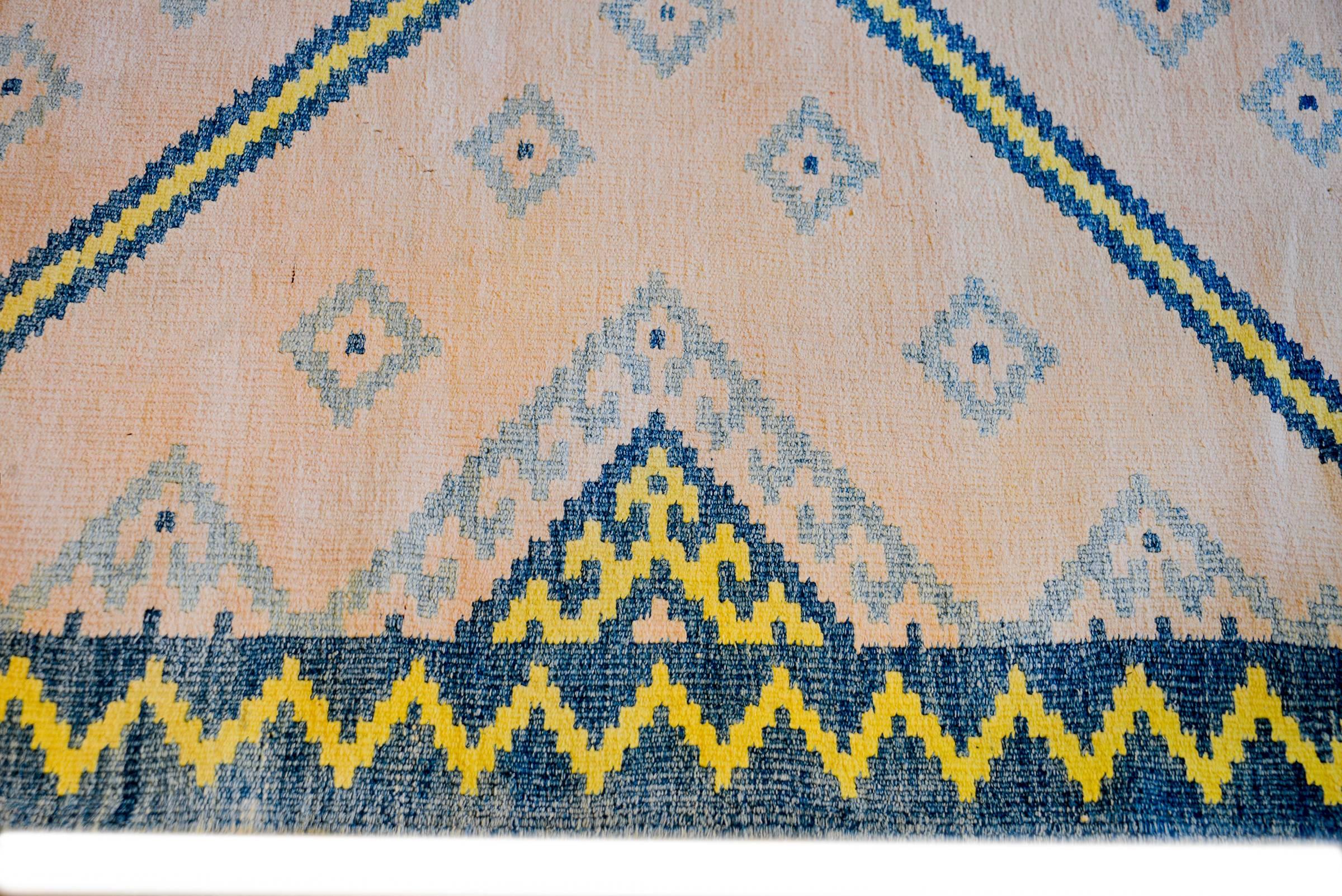 Graphic Early 20th Century Saveh Kilim Rug In Good Condition In Chicago, IL