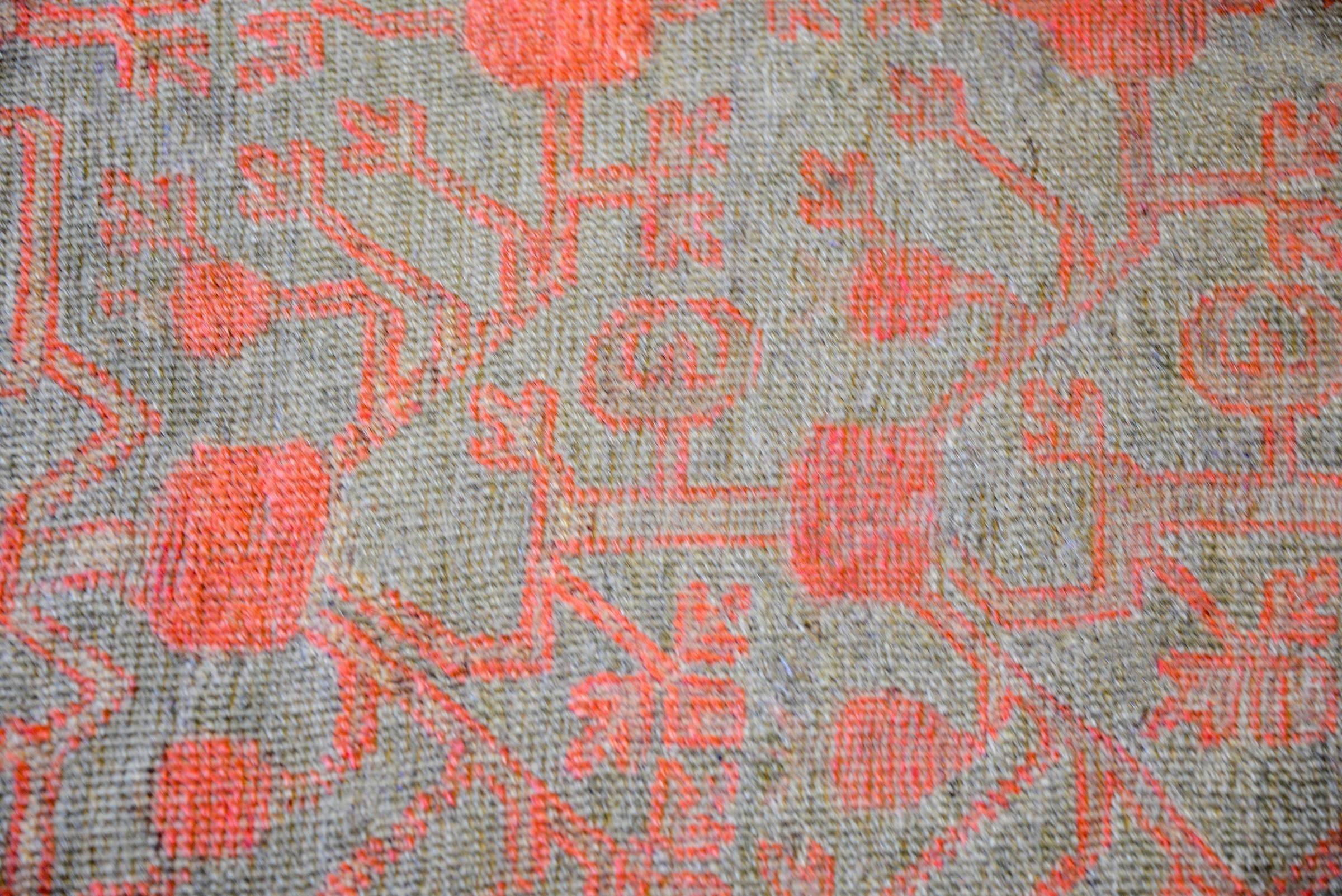 Ein wundervoller zentralasiatischer Khotan-Teppich aus dem frühen 20. Jahrhundert mit einem schönen karmesinroten Granatapfelmuster auf einem indigoblauen Hintergrund mit Ausschlag. Die Umrandung ist komplex mit Blumen und Ranken, gestuften