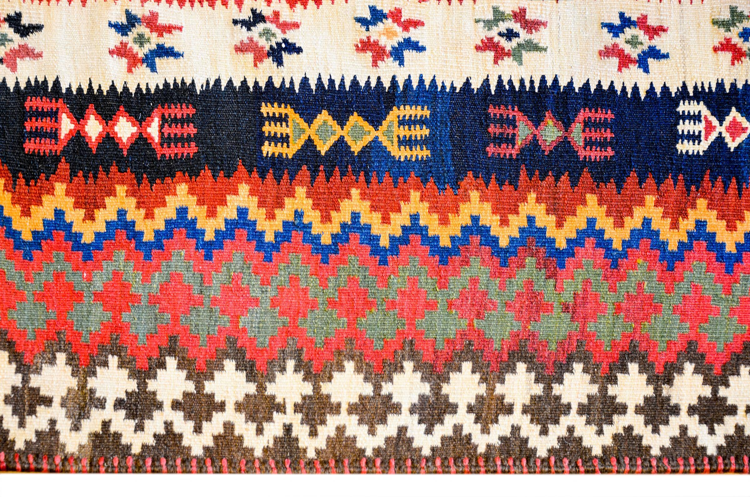 Teinture végétale Exceptionnel tapis Saveh Kilim de la fin du 20e siècle en vente