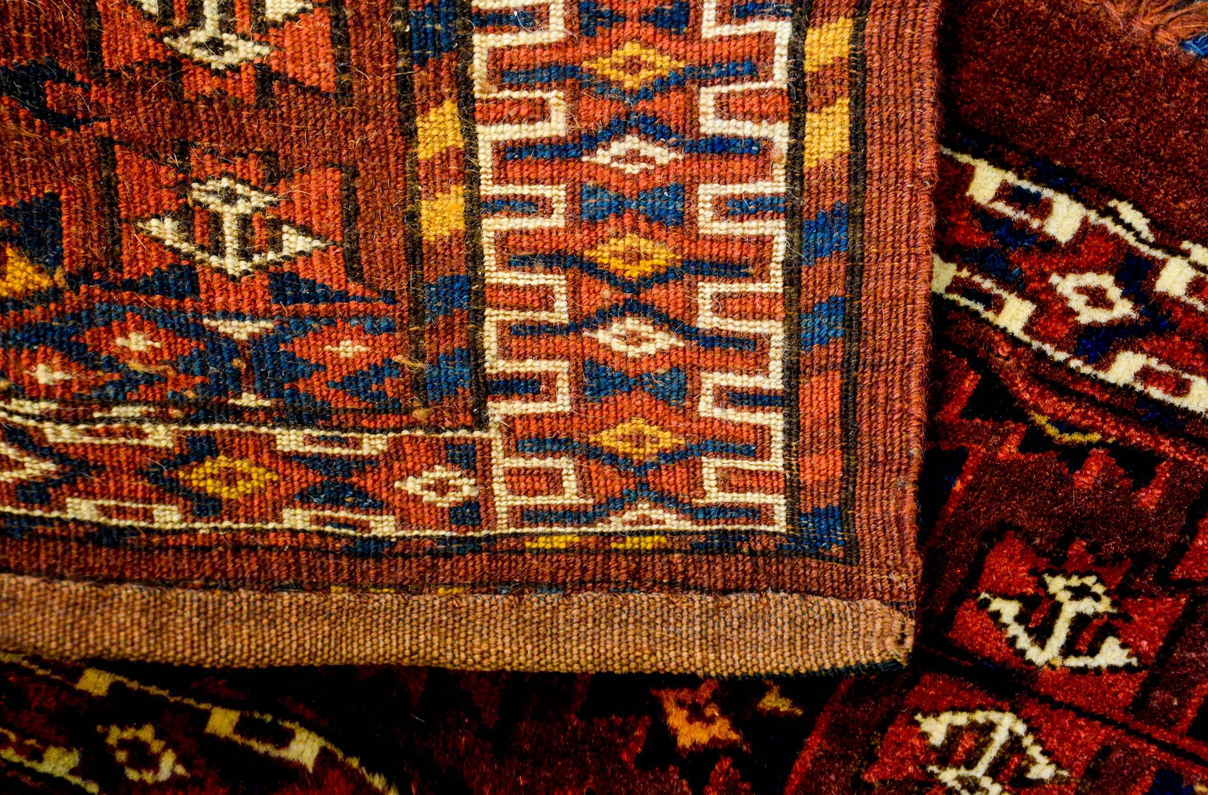 Beautiful 19th Century Yamut Rug In Good Condition For Sale In Chicago, IL
