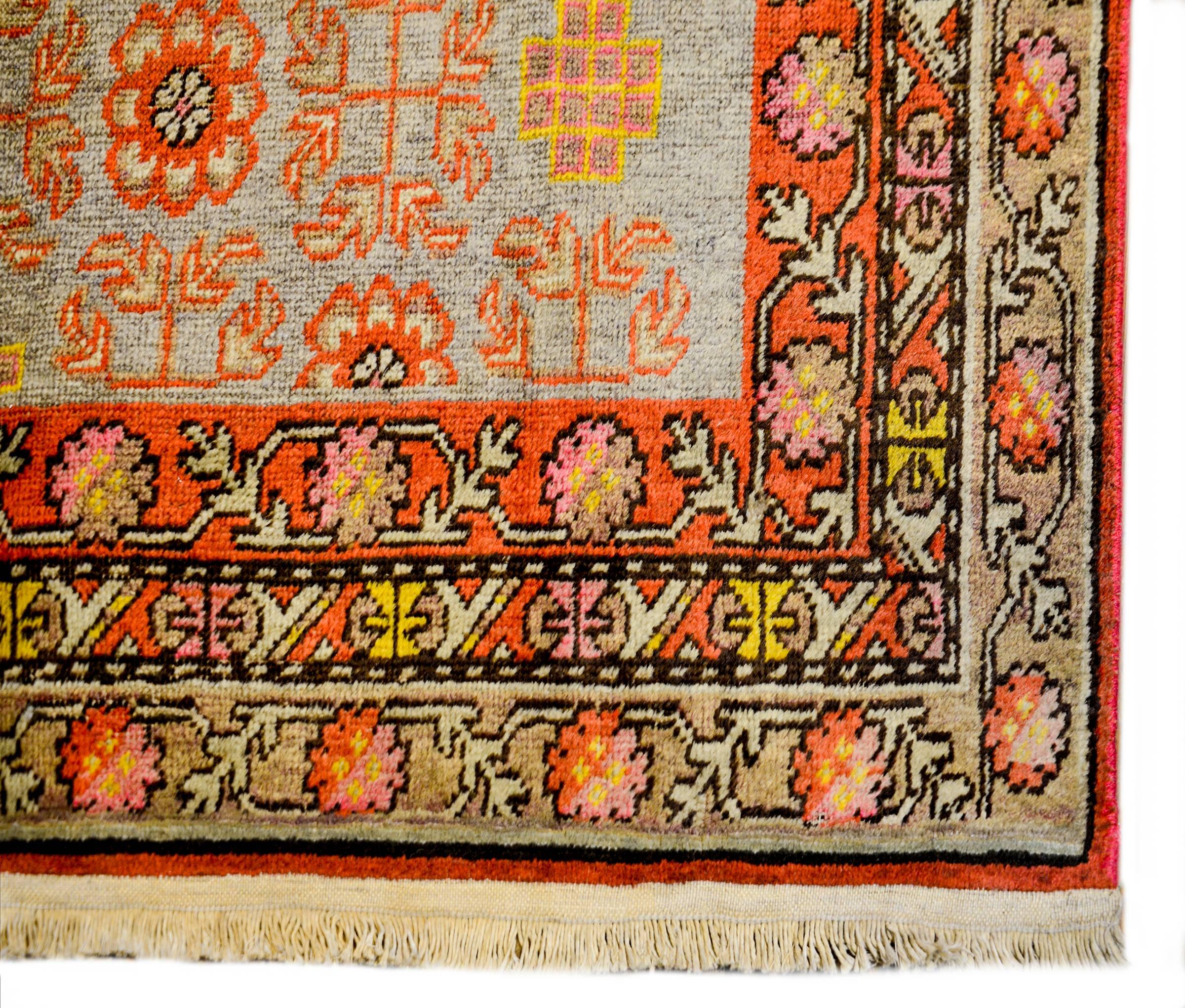 Teinture végétale Merveilleux tapis Khotan du début du XXe siècle en vente
