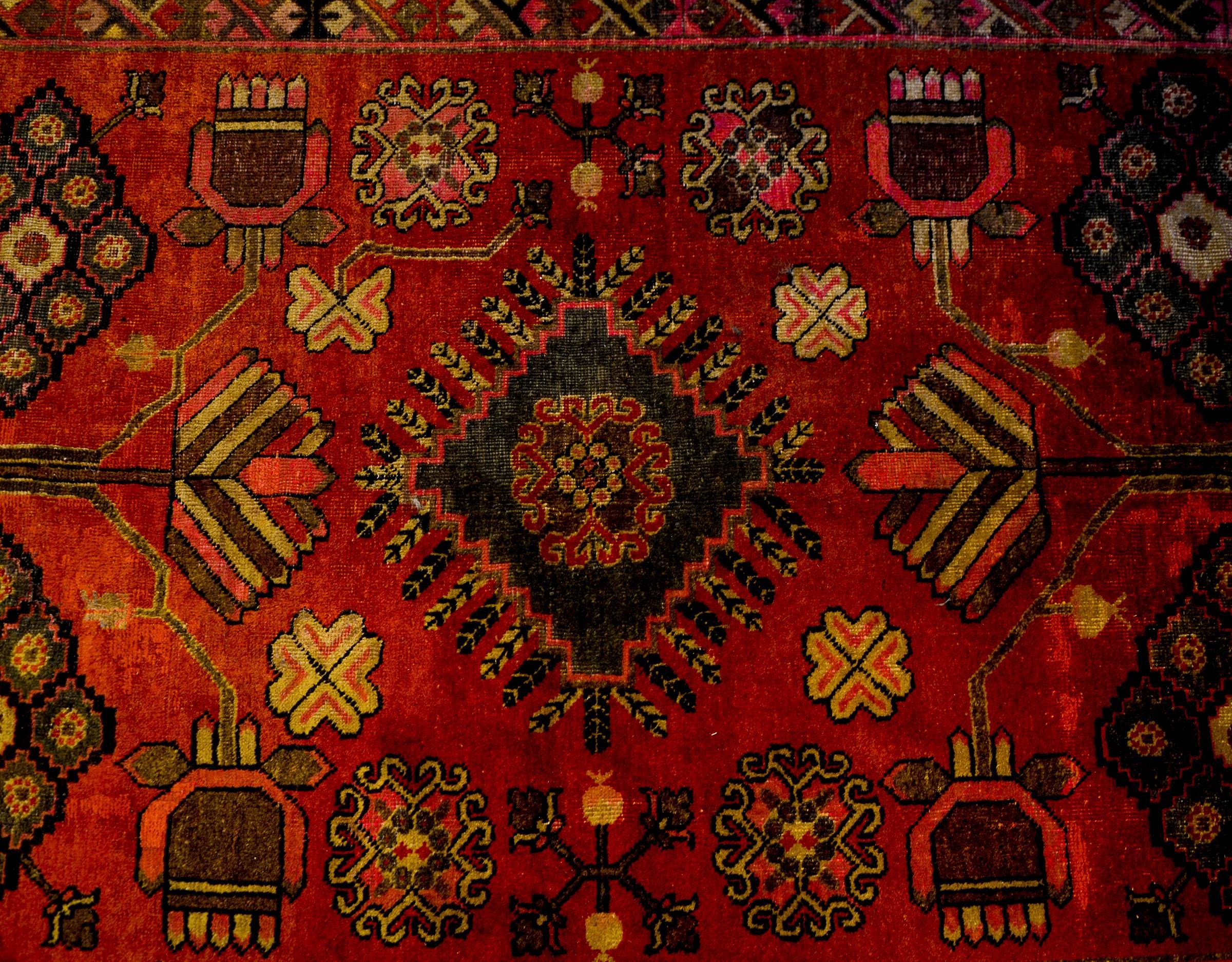 Ein wunderschöner zentralasiatischer Khotan-Teppich aus der Mitte des 20. Jahrhunderts mit einem unglaublichen Muster, das zwei hohe Vasen mit Füßen enthält, die mit außergewöhnlich dargestellten stilisierten Lotusblumen bepflanzt sind, die sich auf