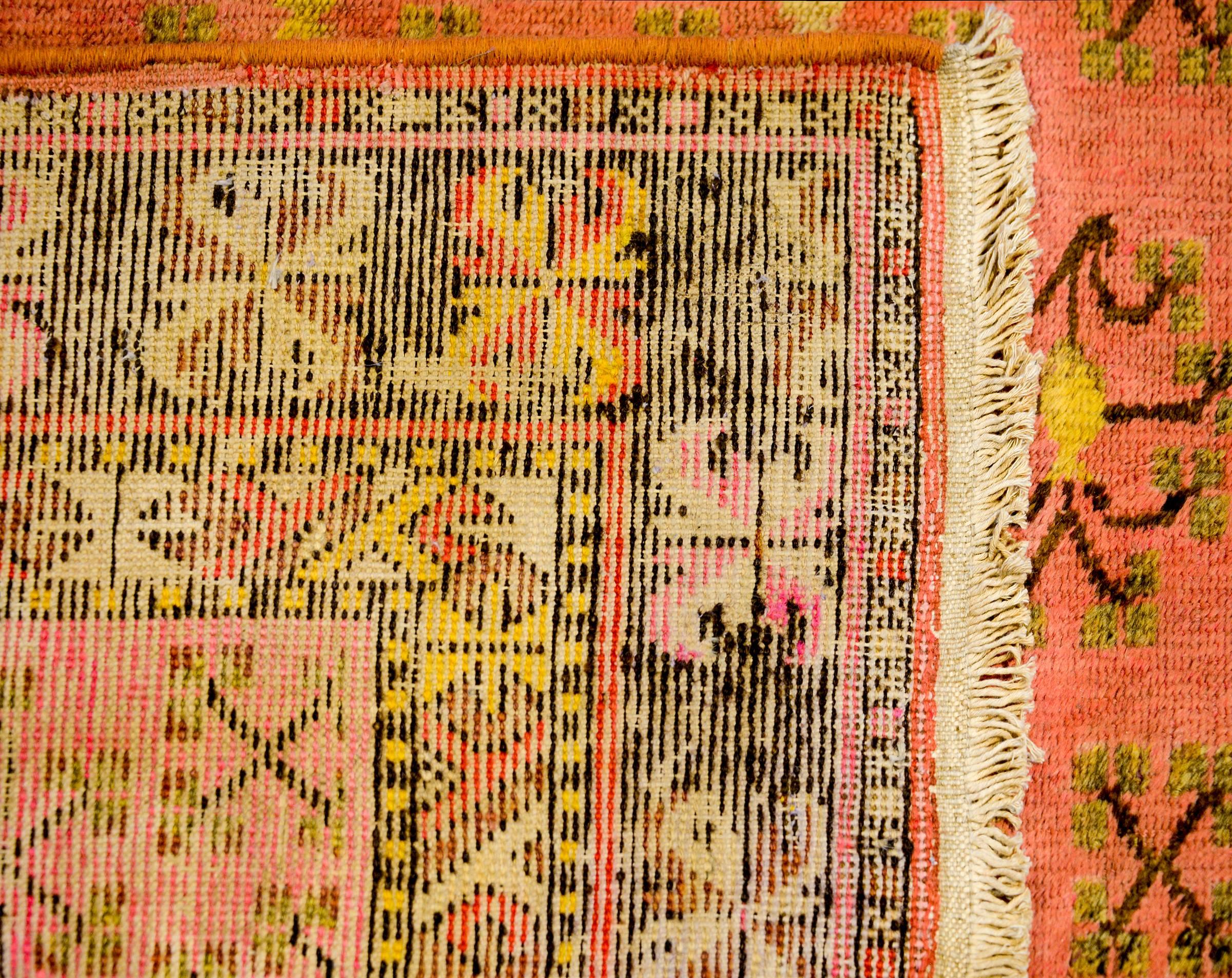 Ungewöhnlicher Khotan-Teppich aus der Mitte des 20. Jahrhunderts im Zustand „Gut“ im Angebot in Chicago, IL