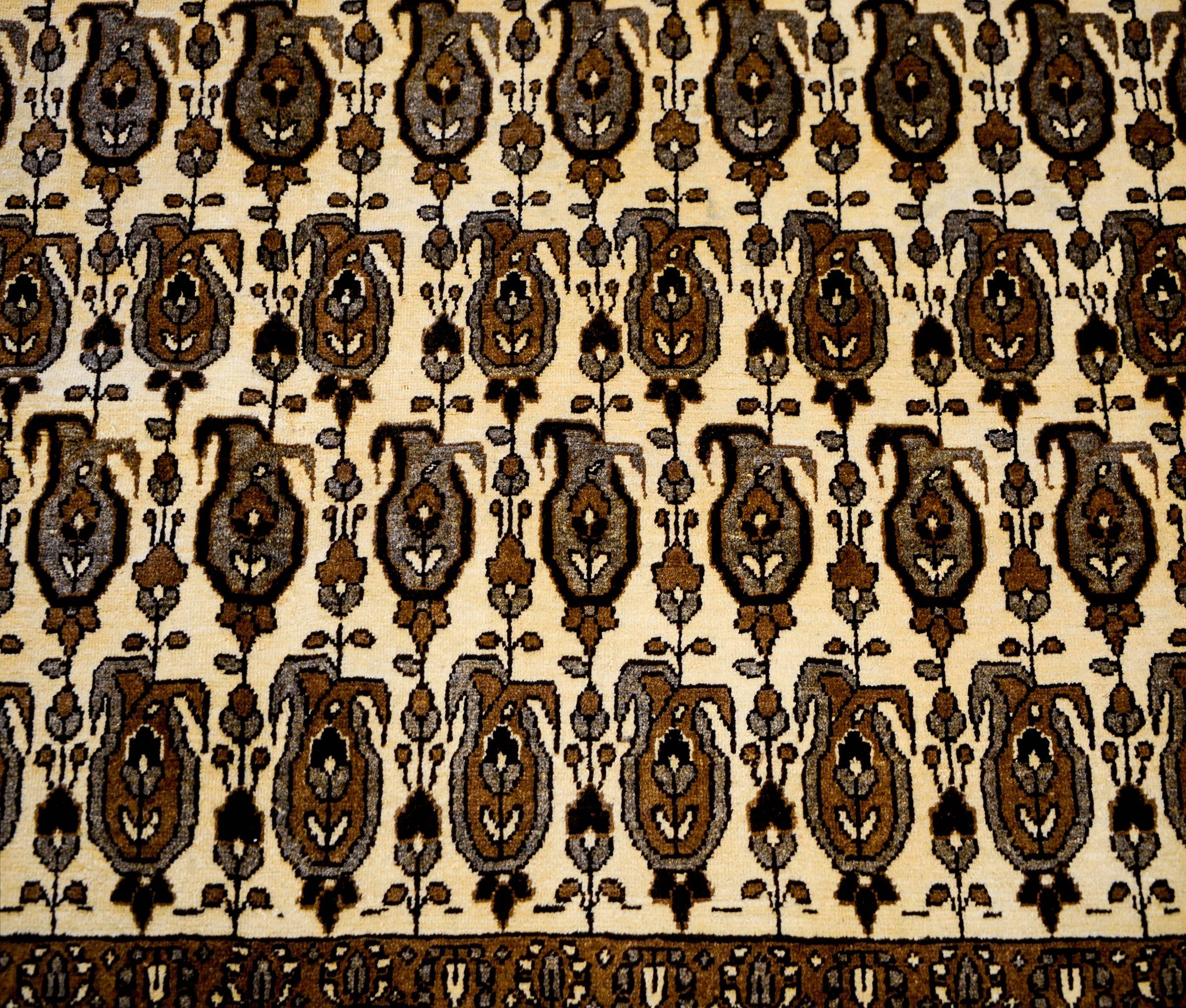 Eine wunderbare Mitte des 20. Jahrhunderts persischen Bakhtiari Teppich mit einem schönen all-over Paisley-Muster in natürlichen ungefärbt braun, grau und schwarz Wolle gewebt, auf einem cremefarbenen Hintergrund. Die Bordüre ist mit einem