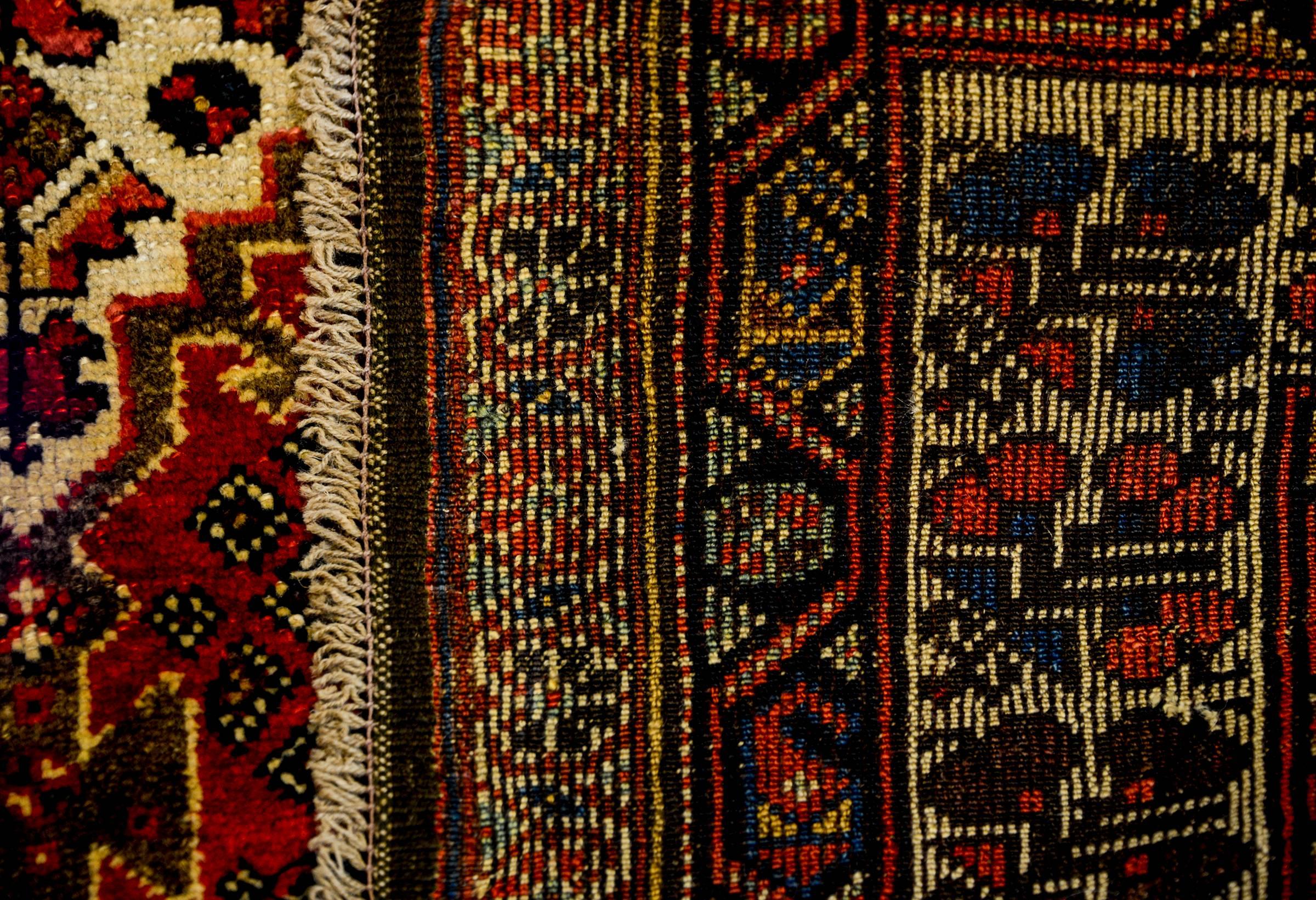 Amazing Early 20th Century Ghashgaei Rug In Good Condition For Sale In Chicago, IL