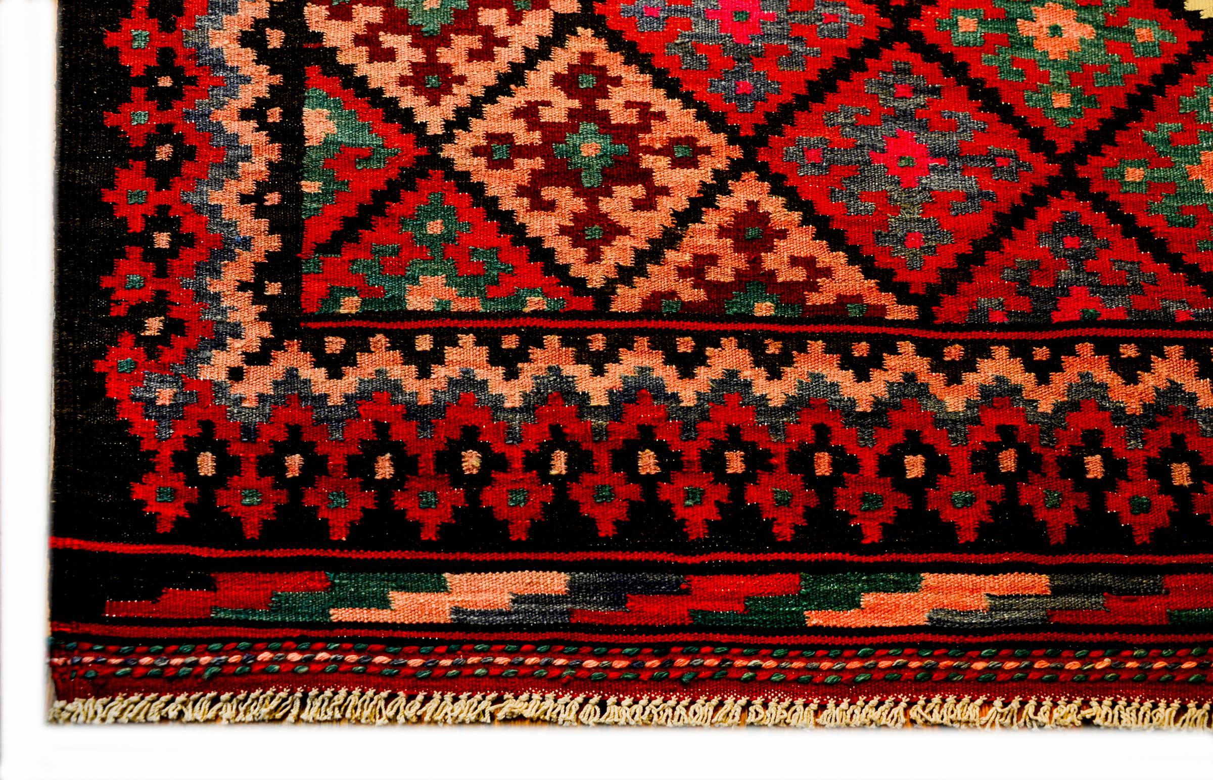 Mid-20th Century Saveh Kilim Rug In Good Condition In Chicago, IL