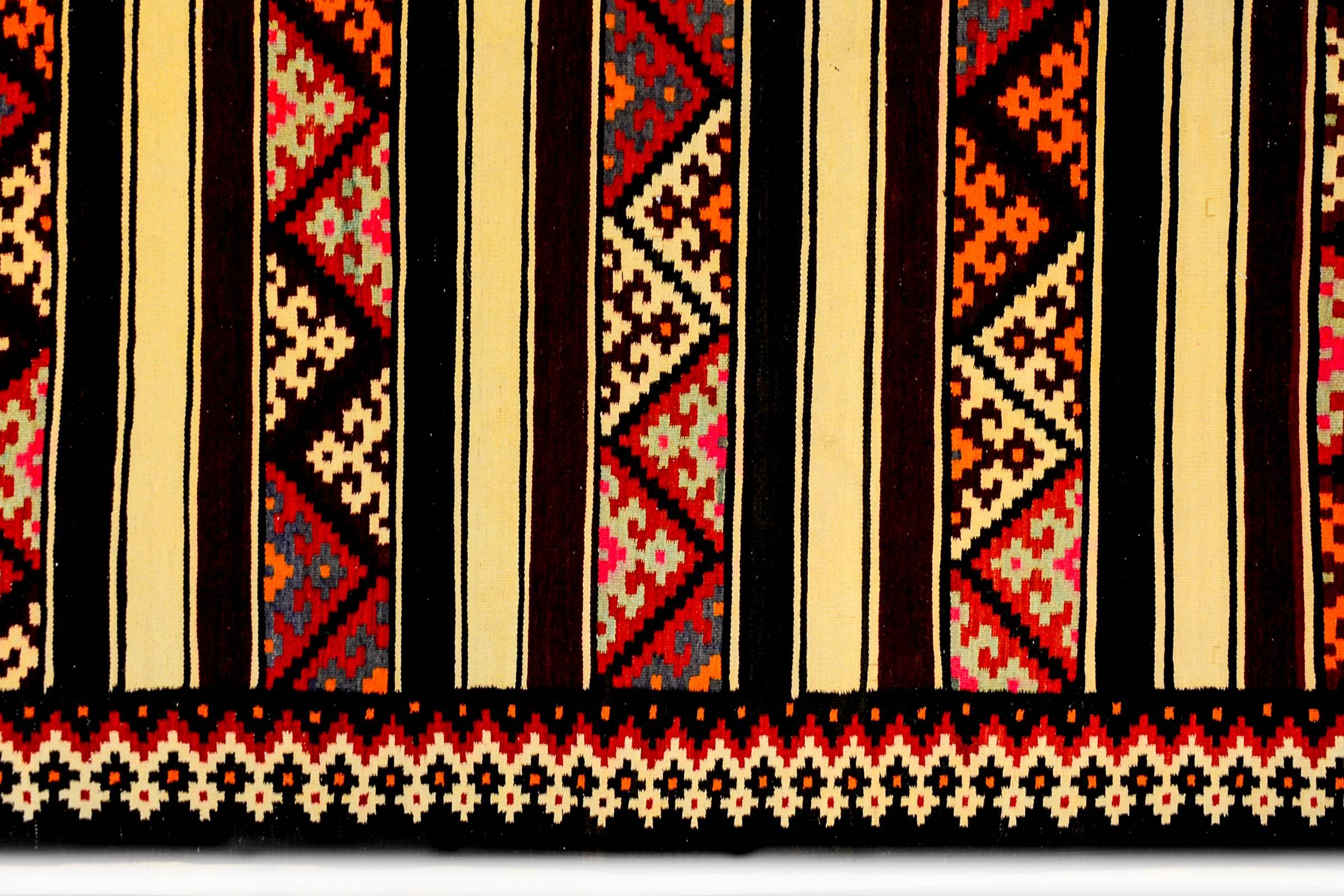 Ein schöner persischer Zarand-Kilim-Teppich aus der Mitte des 20. Jahrhunderts mit einem wunderbaren Muster aus abwechselnden Streifen und Dreiecksstreifen mit geometrischen Mustern, die alle in karminroter, orangefarbener, rosafarbener und