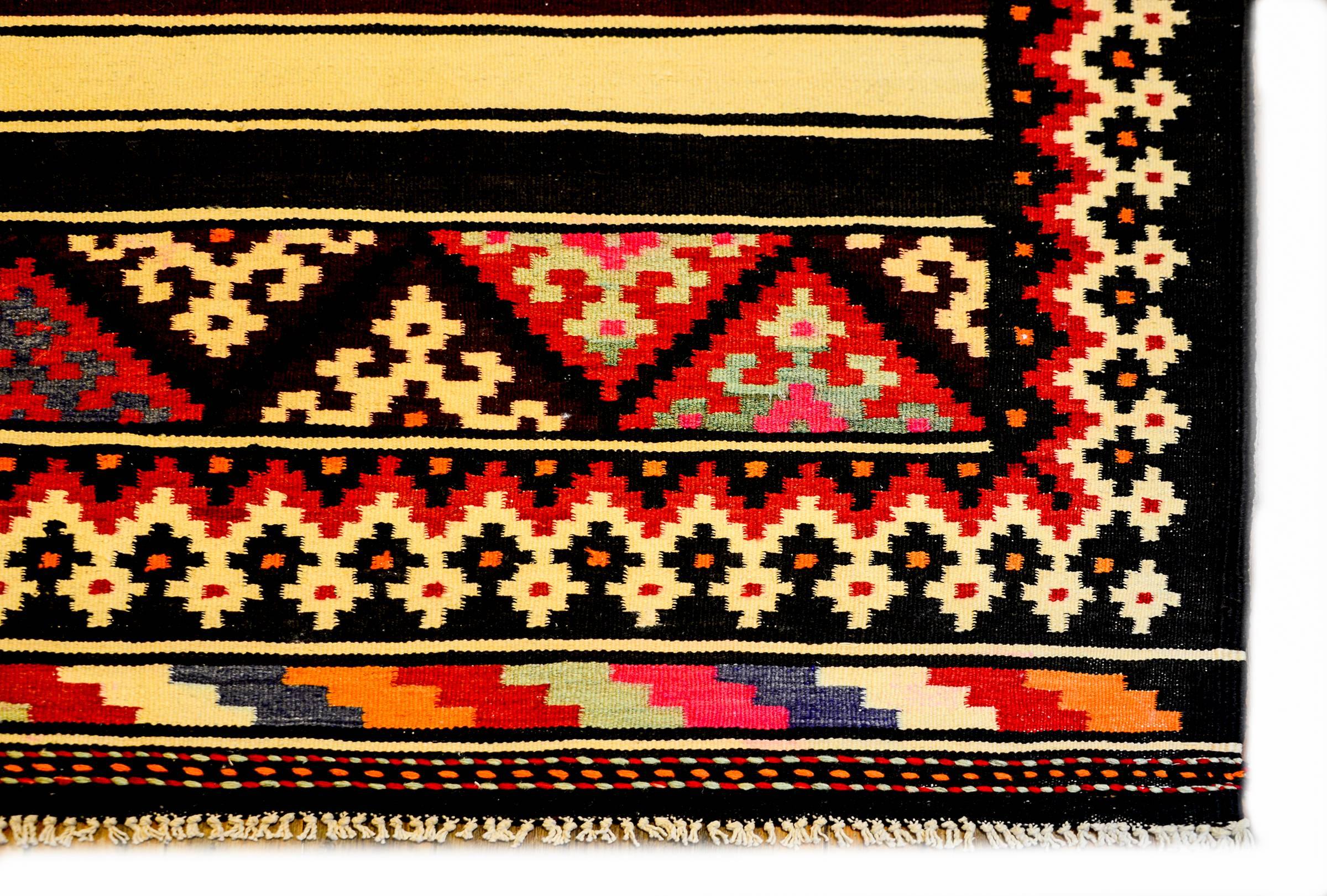 Schöner Zarand-Kilim-Teppich aus der Mitte des 20. (Pflanzlich gefärbt) im Angebot