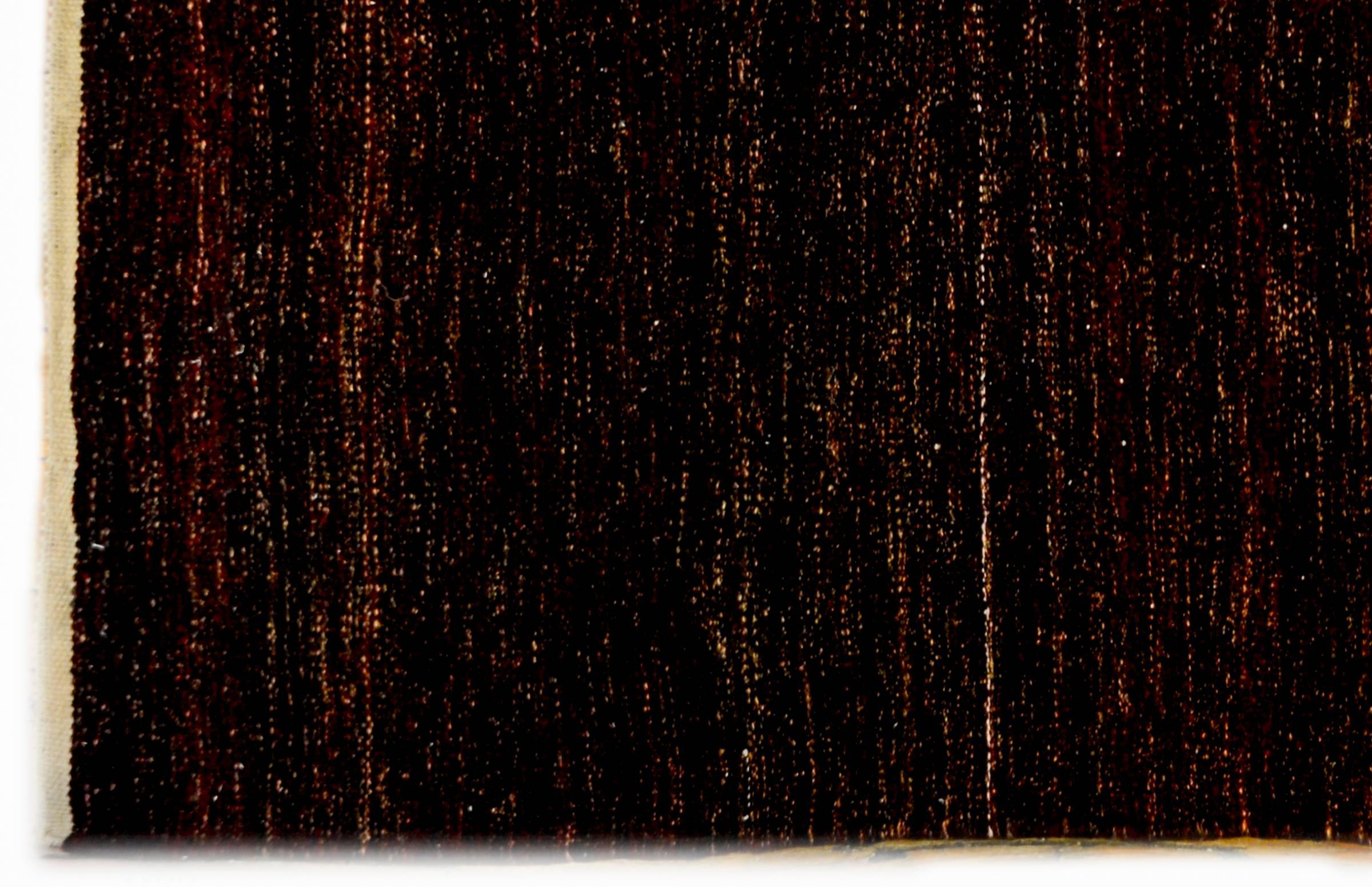 Ein wundervoller persischer Schahsavan-Kilim aus der Mitte des 20. Jahrhunderts mit einem raffinierten Feld aus abraschierter, dunkelkarminroter und brauner, pflanzlich gefärbter Wolle und einem kleinen achteckigen Medaillon mit einem geometrischen