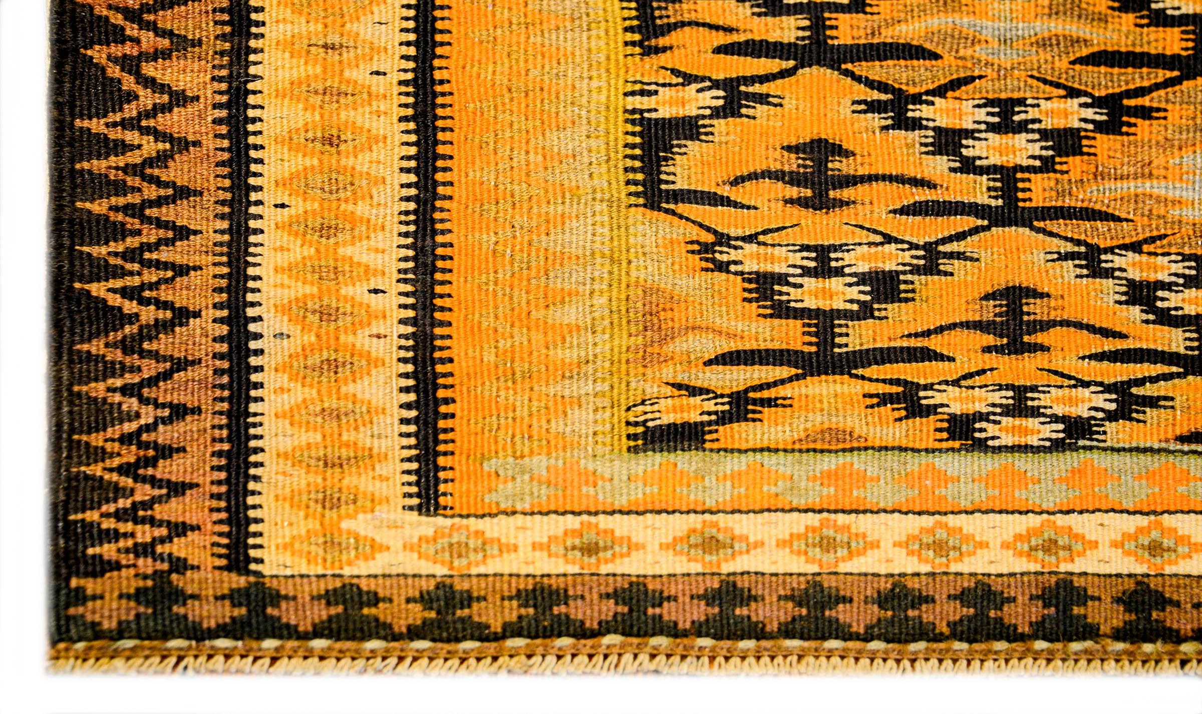 Qazvin-Kelim-Teppich aus der Mitte des 20. Jahrhunderts im Zustand „Gut“ im Angebot in Chicago, IL
