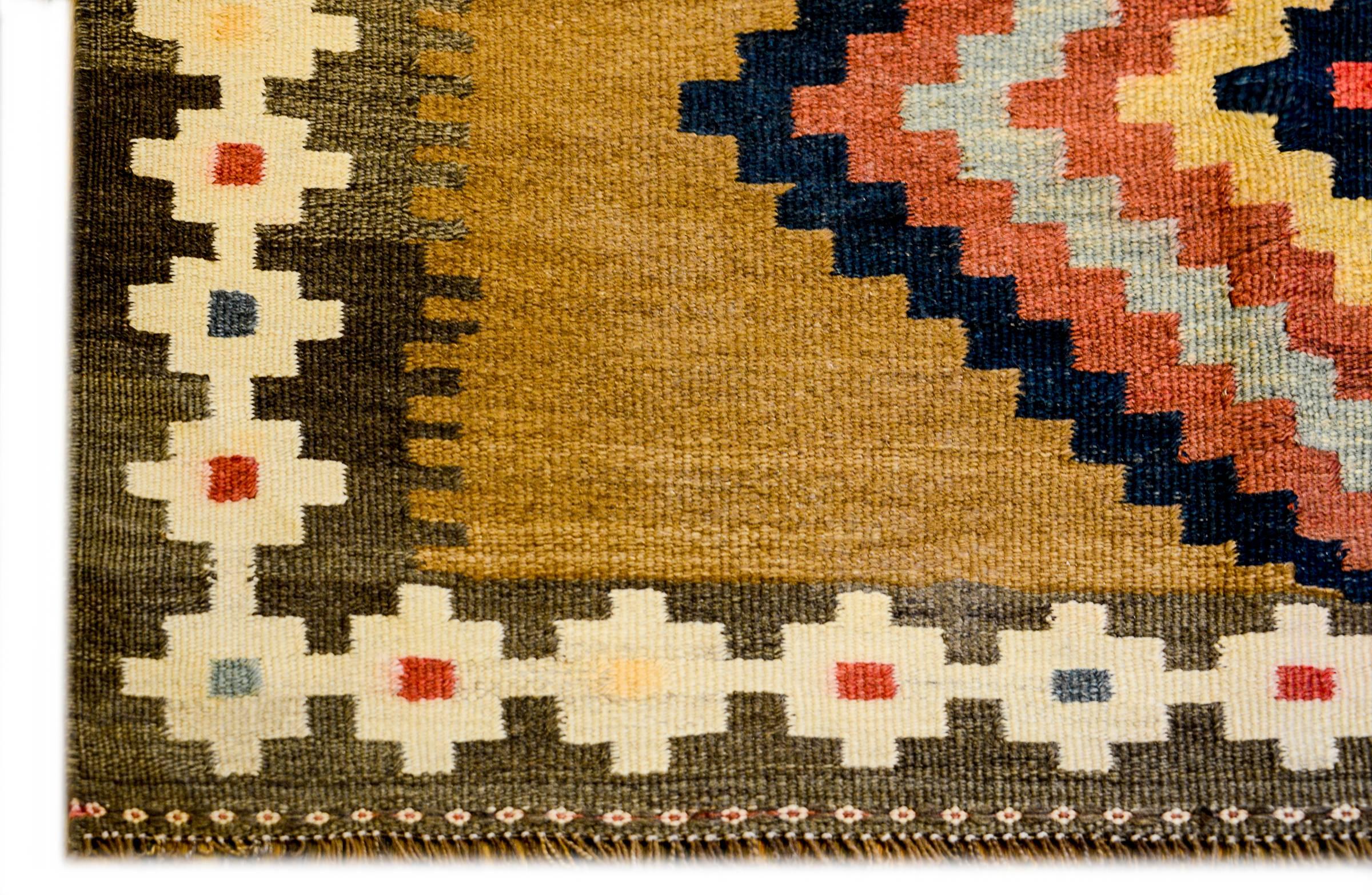 Early 20th Century Zarand Kilim Runner In Good Condition For Sale In Chicago, IL