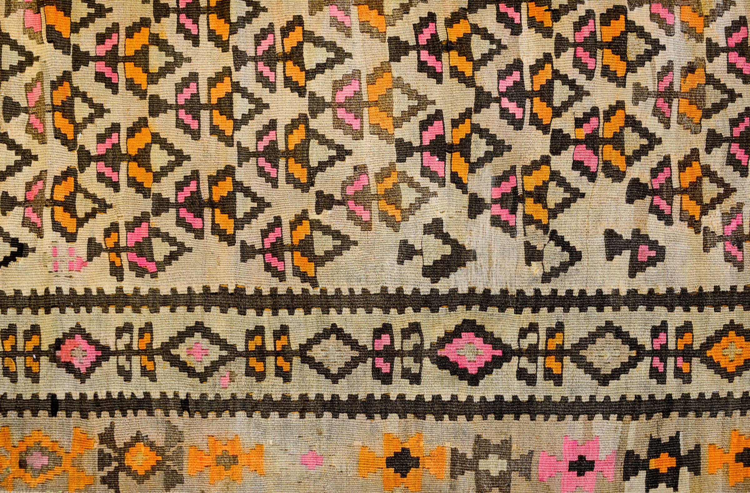Teinture végétale Exceptionnel tapis de couloir Kilim Qazvin du début du XXe siècle en vente