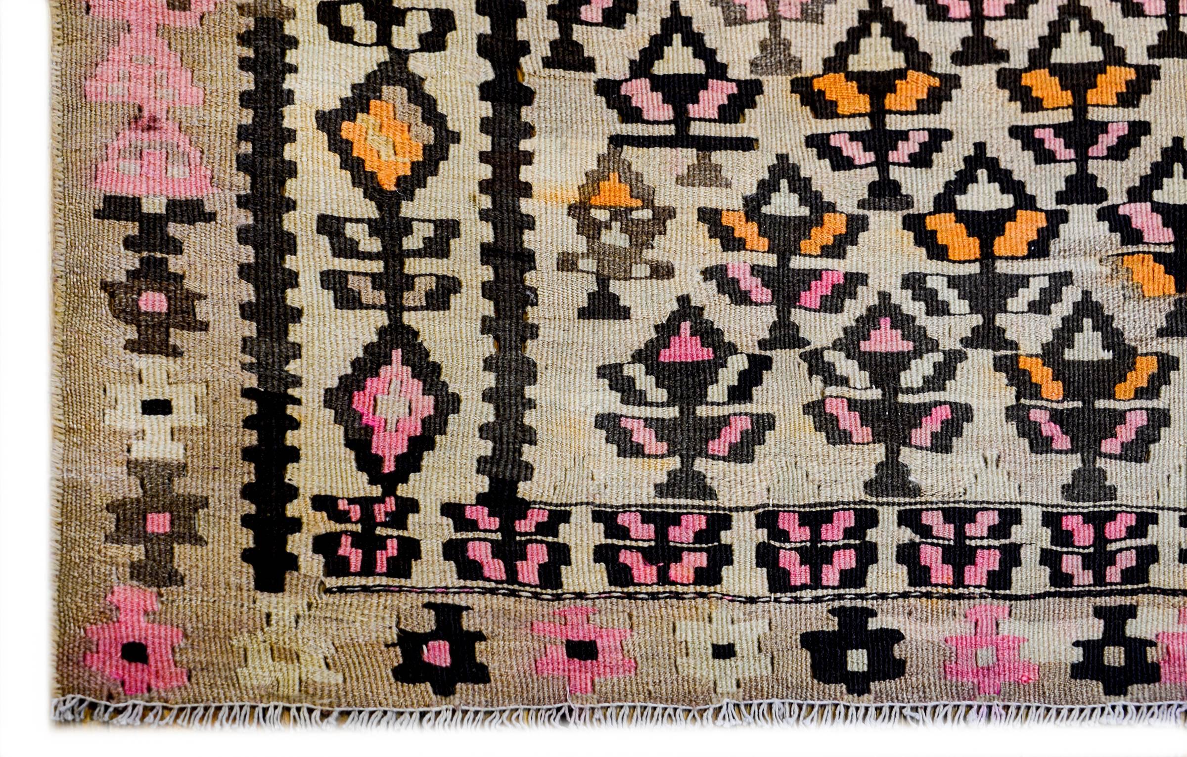 Exceptionnel tapis de couloir Kilim Qazvin du début du XXe siècle Bon état - En vente à Chicago, IL