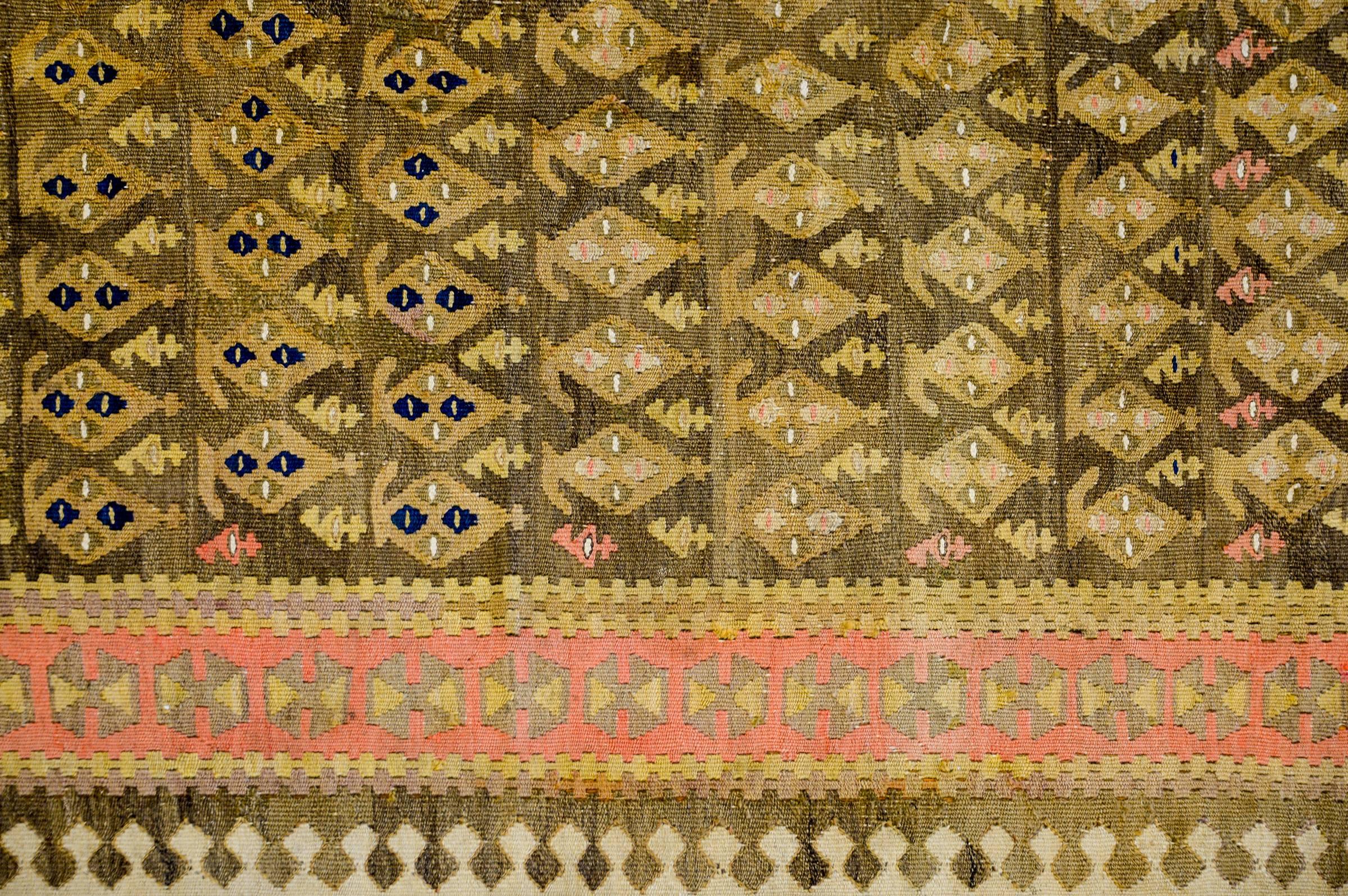 Ein wundervoller persischer Senneh-Kilim-Läufer aus dem 20. Jahrhundert mit einem fantastischen Allover-Paisleymuster, gewebt in natürlichem, undidiertem Braun, das aufgrund des Alters und der weichen cremefarbenen Wolle, die mit rosa Paisleys