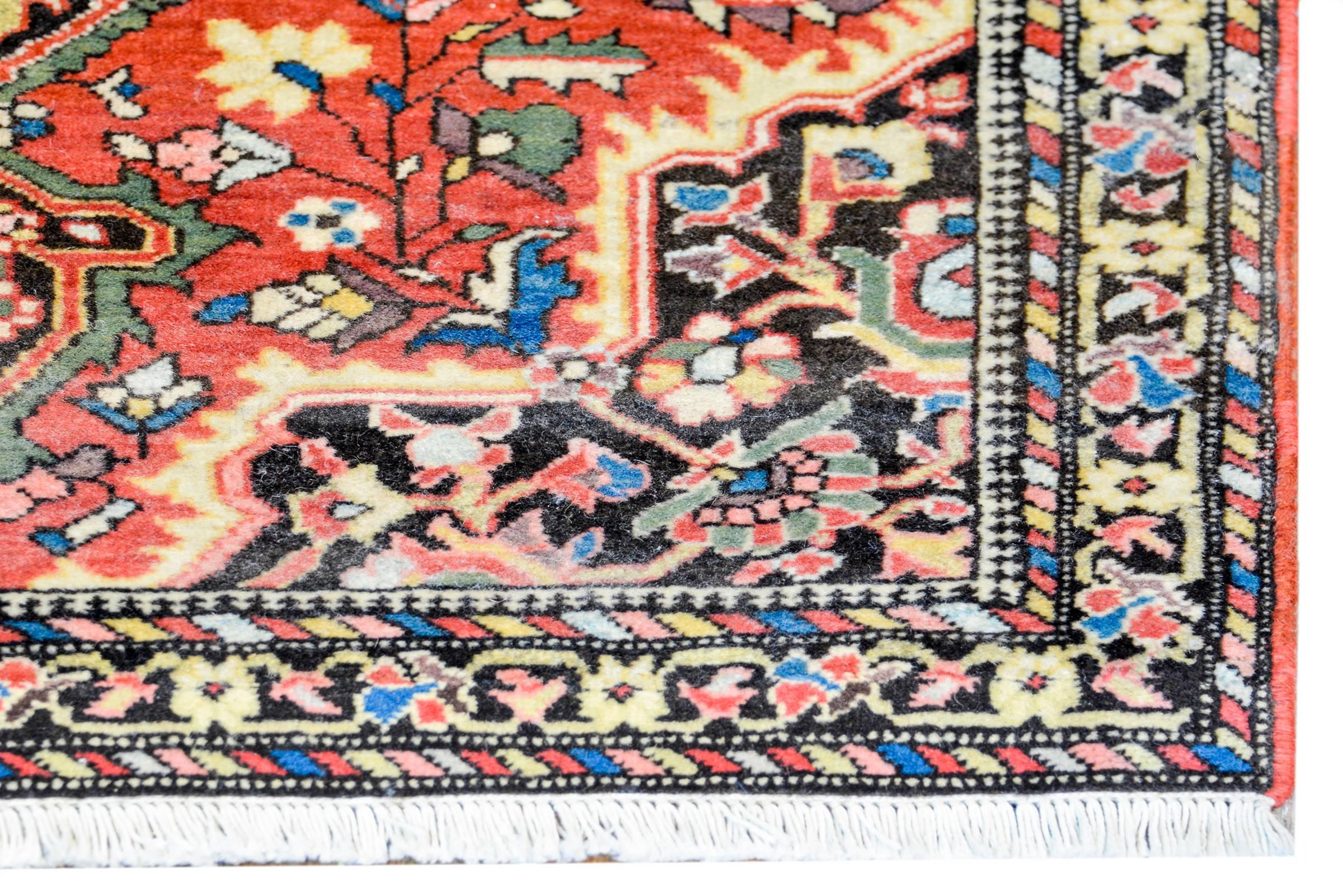 Merveilleux tapis traditionnel Sarouk Farahan des années 1930 Bon état - En vente à Chicago, IL