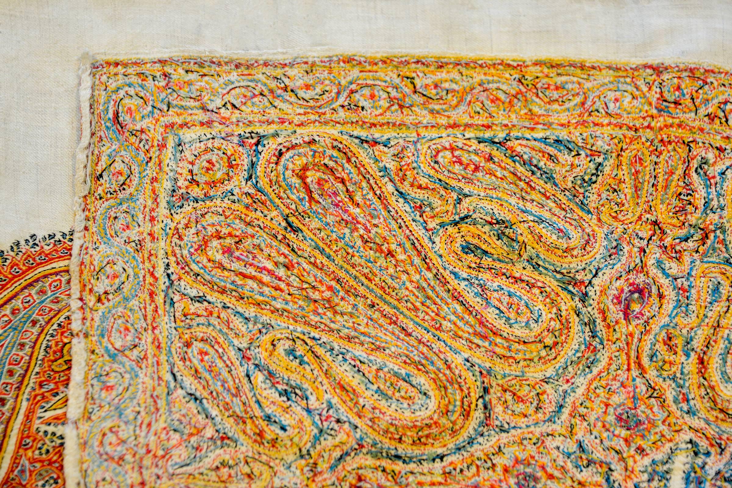 Tintura vegetale Incredibile tessuto Kirman Suzani dei primi del Novecento in vendita