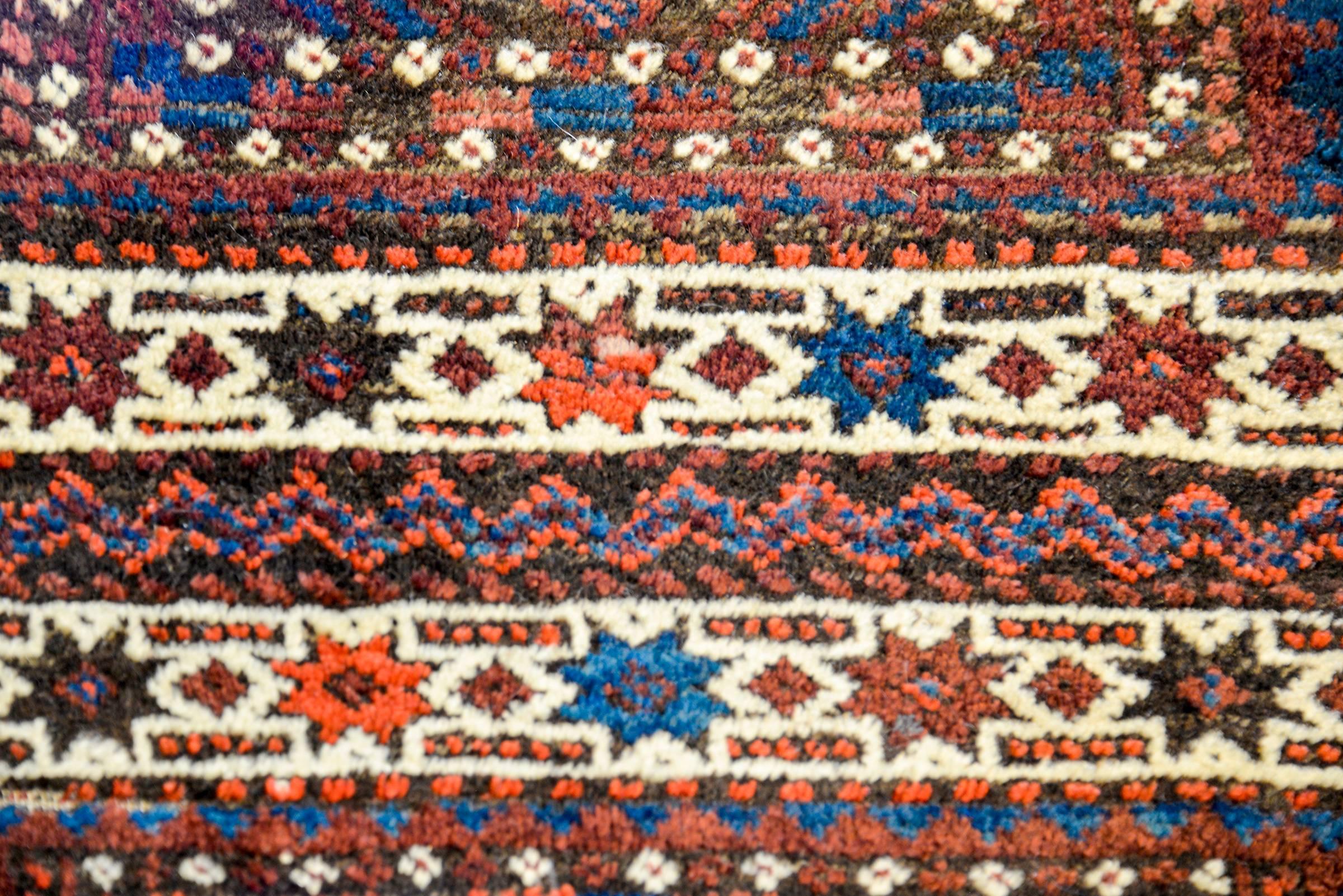 Schöner türkischer Teppich aus dem frühen 20. Jahrhundert (Persisch) im Angebot