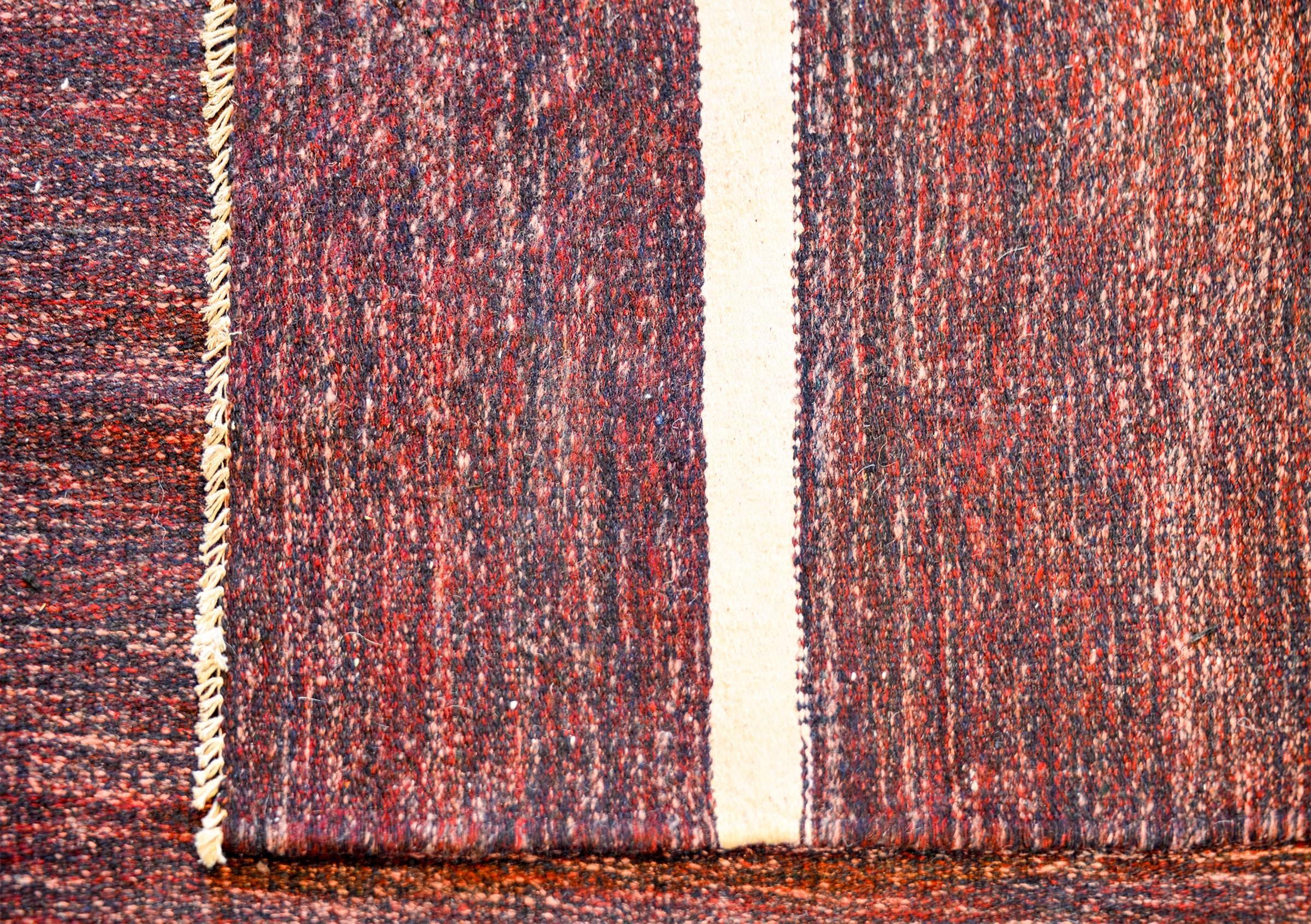 Asymmetrischer Gabbeh-Kelim-Teppich, asymmetrisch im Zustand „Gut“ im Angebot in Chicago, IL