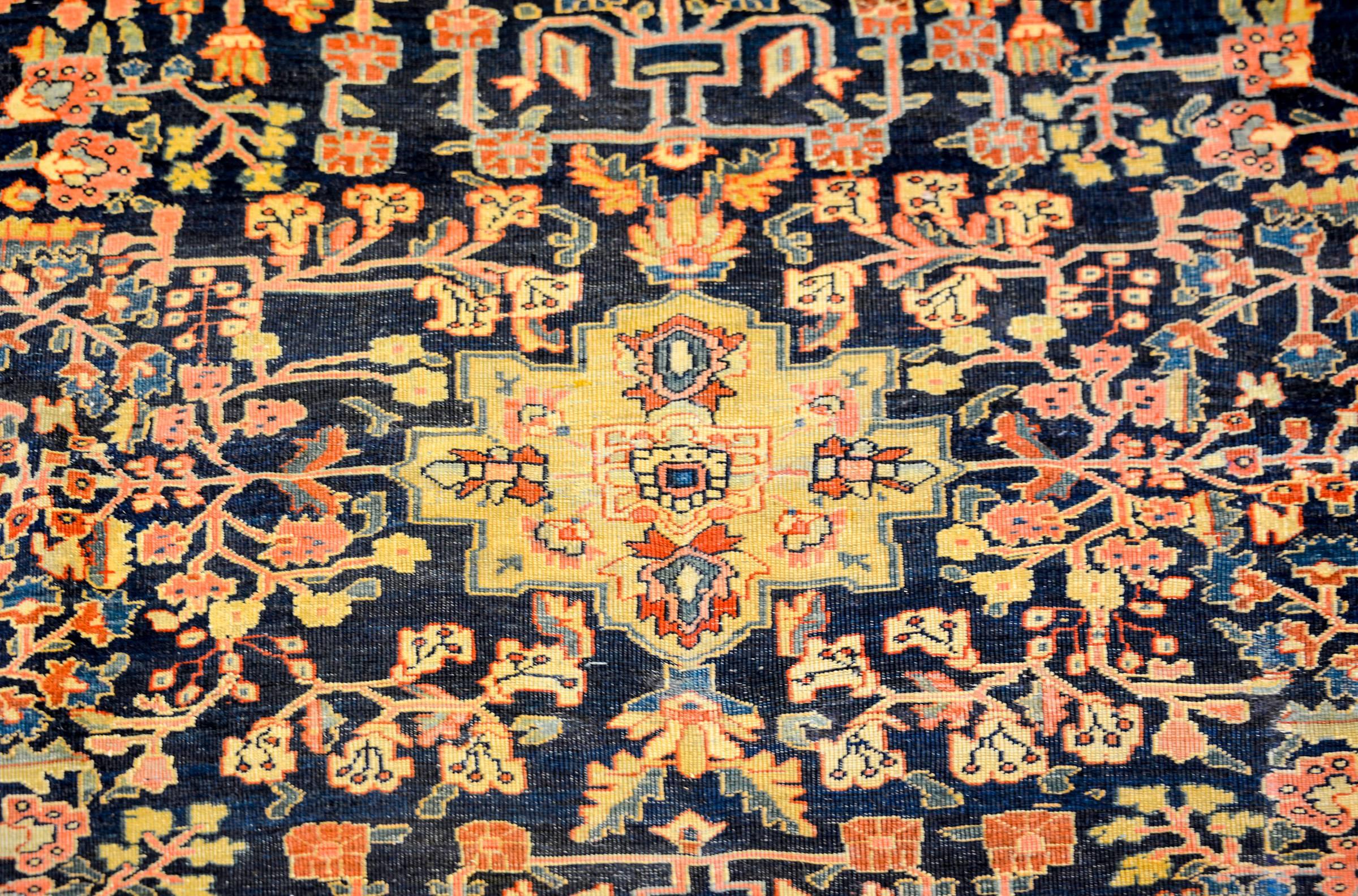 Un incroyable tapis persan Sarouk Farahan datant de la fin du 19e siècle, avec le plus incroyable des motifs floraux et de vigne en treillis, tissé en laine teintée aux légumes de couleur indigo clair et foncé, cramoisi, or et vert, sur un fond