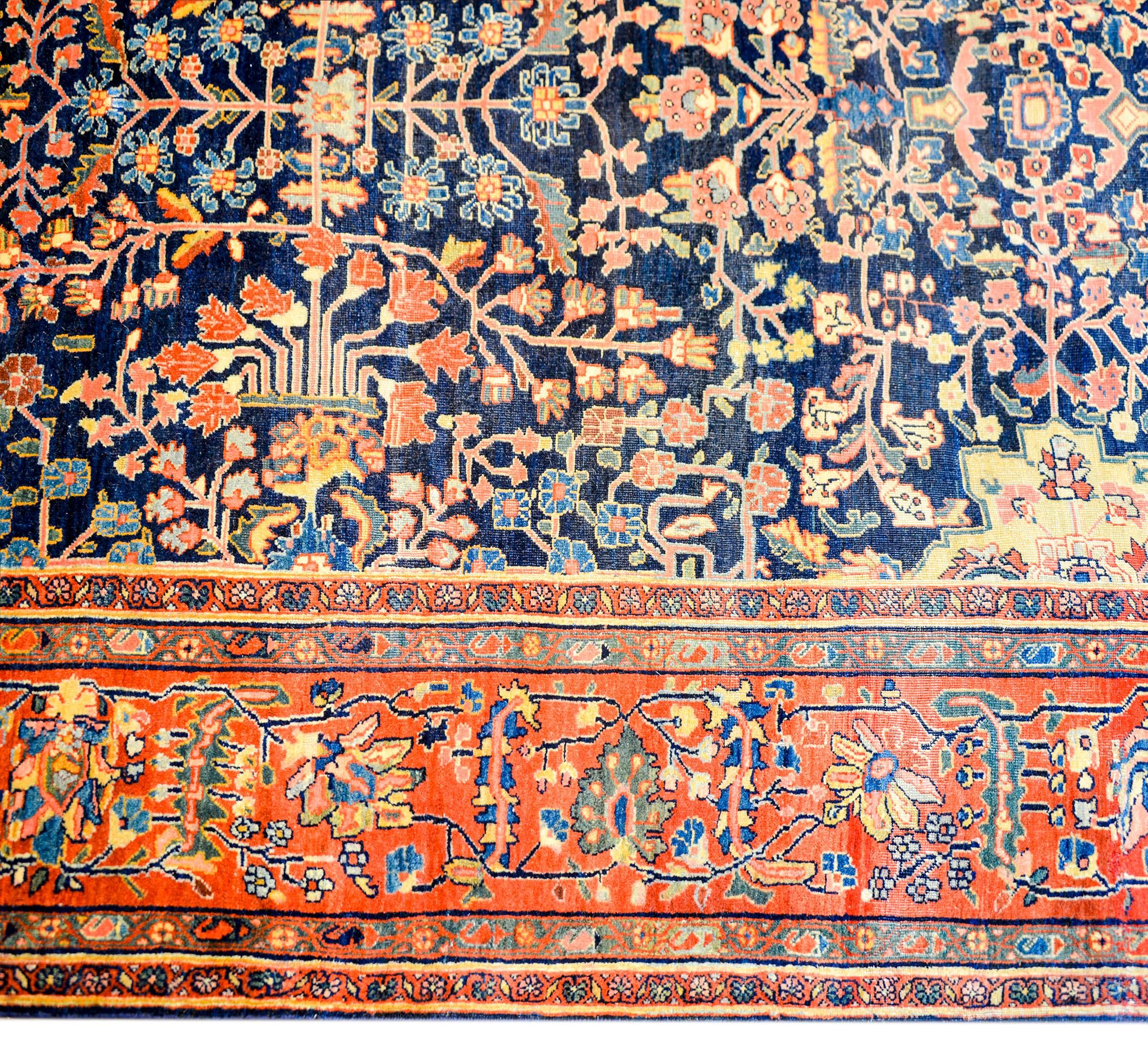 Tintura vegetale Incredibile tappeto Sarouk Farahan della fine del XIX secolo in vendita